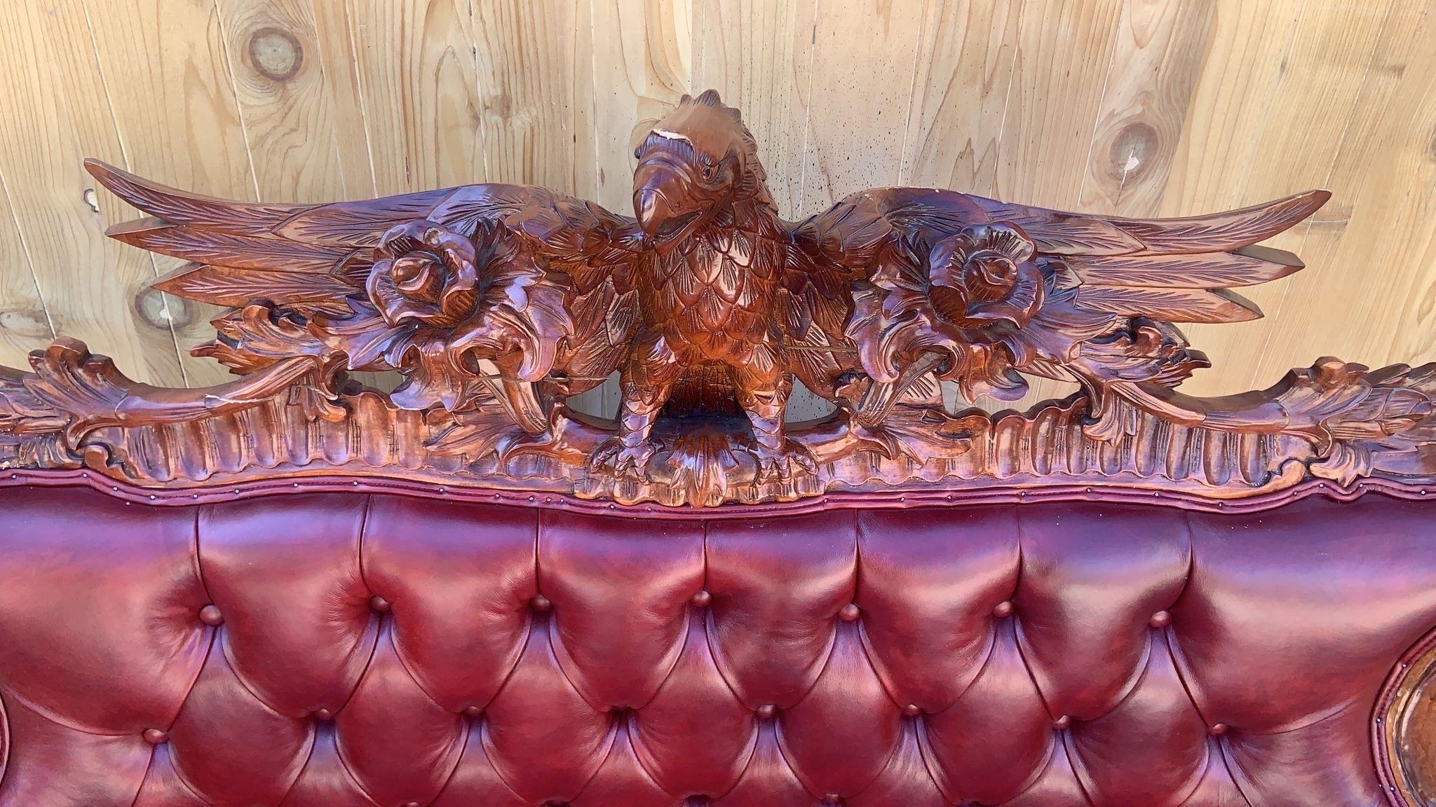 Ancien canapé et canapé touffeté de style fédéral sculpté et orné, nouvellement tapissé en vente 9