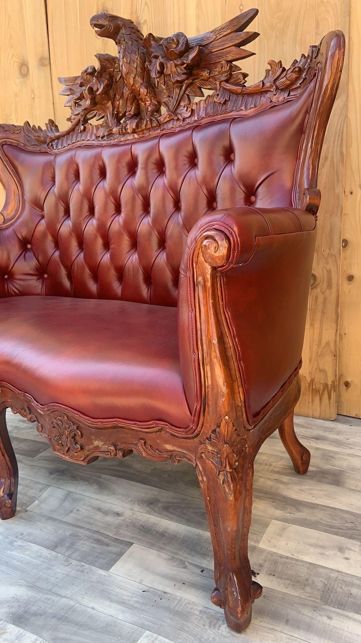 Ancien canapé et canapé touffeté de style fédéral sculpté et orné, nouvellement tapissé en vente 10