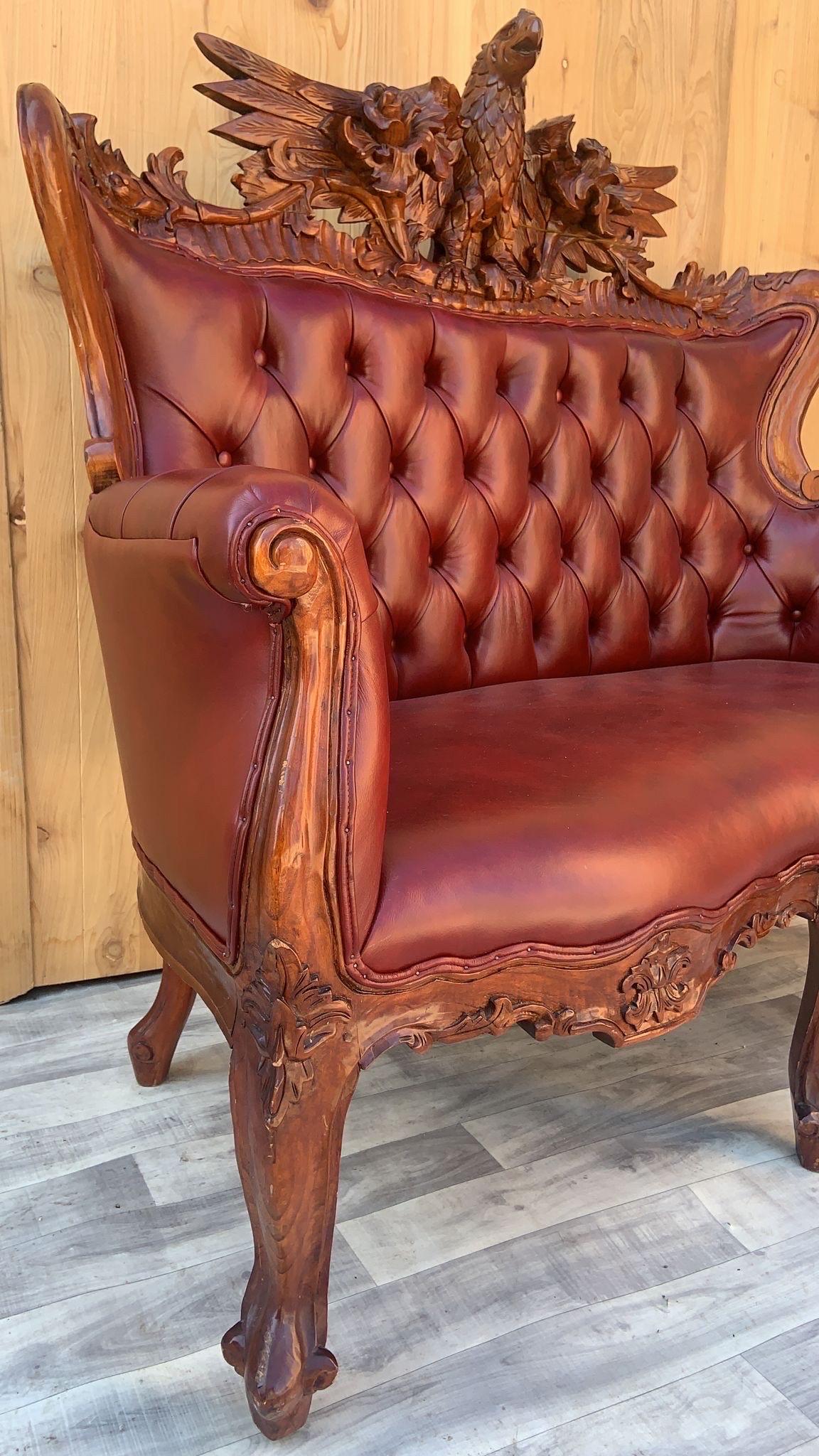 Ancien canapé et canapé touffeté de style fédéral sculpté et orné, nouvellement tapissé en vente 11