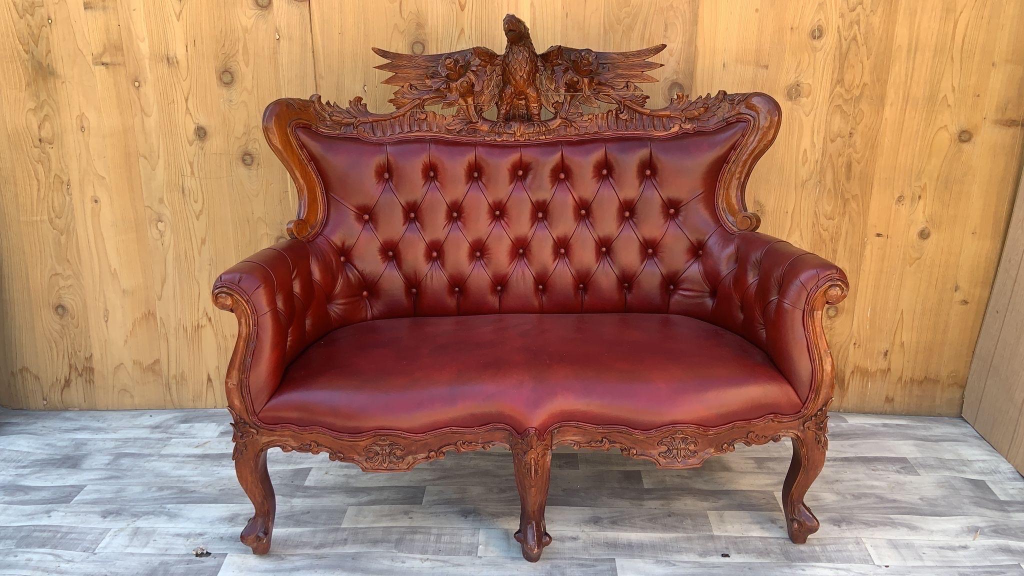 Ancien canapé et canapé touffeté de style fédéral sculpté et orné, nouvellement tapissé en vente 12