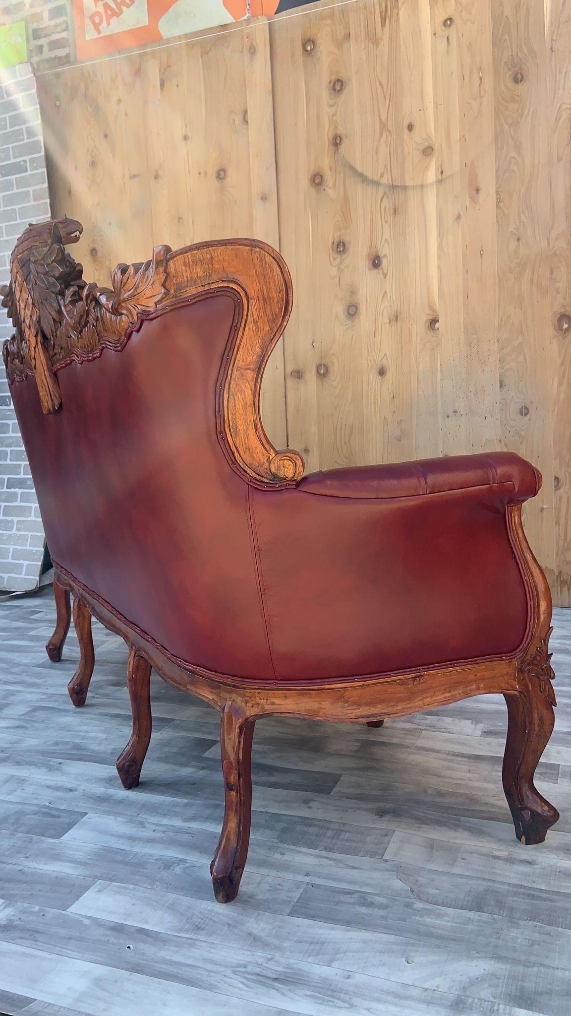 Ensemble de salon ancien de style Feder, sculpté et orné de touffes, nouvellement recouvert de cuir Cabernet - Ensemble de 2 pièces

Rare et absolument exquis ensemble de salon en cuir touffeté 2 pièces, sculpté à la main et surmonté d'un aigle