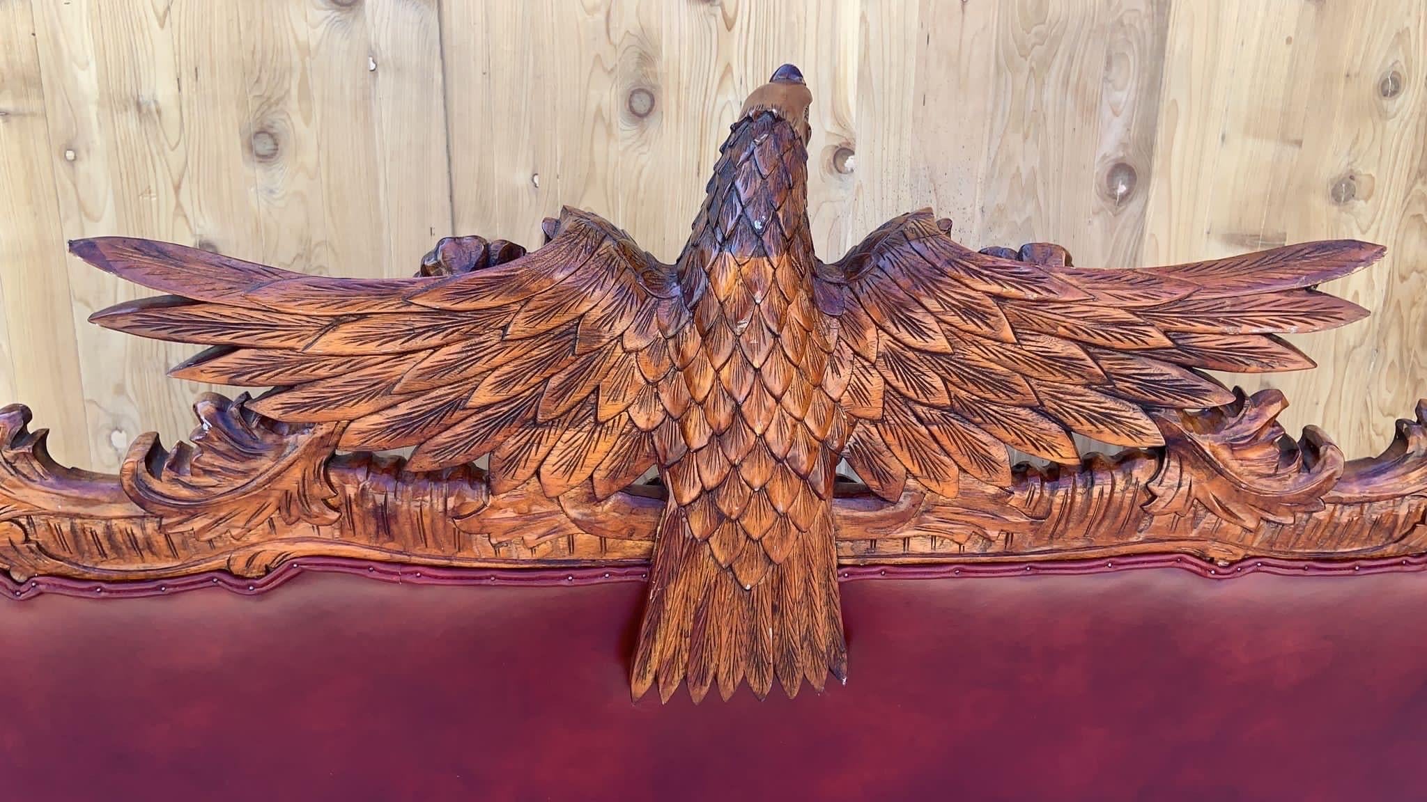 Inconnu Ancien canapé et canapé touffeté de style fédéral sculpté et orné, nouvellement tapissé en vente