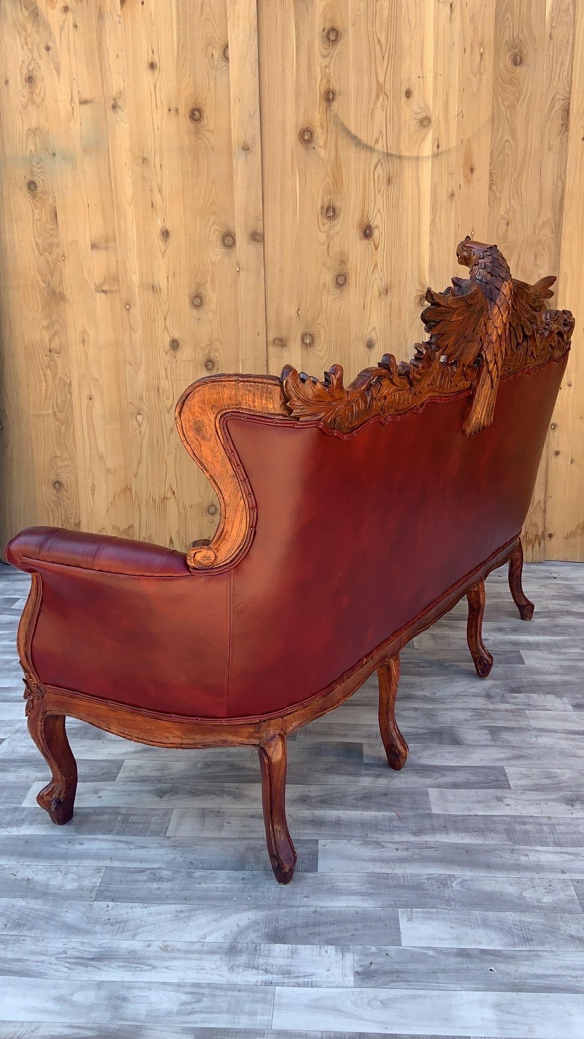 Cuir Ancien canapé et canapé touffeté de style fédéral sculpté et orné, nouvellement tapissé en vente