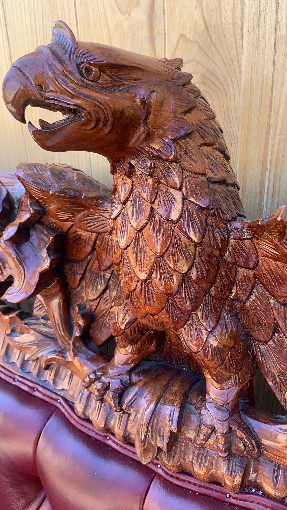 Ancien canapé et canapé touffeté de style fédéral sculpté et orné, nouvellement tapissé en vente 1