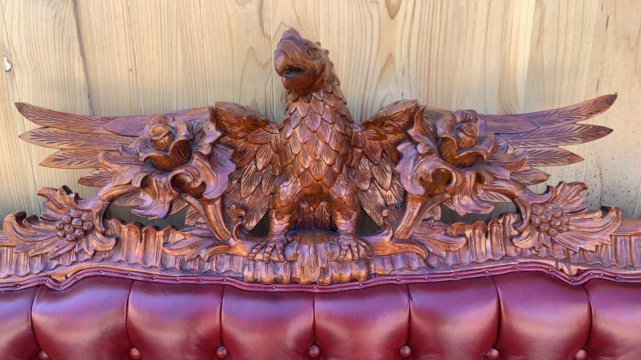 Ancien canapé et canapé touffeté de style fédéral sculpté et orné, nouvellement tapissé en vente 2