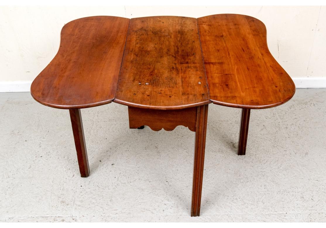 Ancienne table à abattant papillon en cerisier de style Feder Abîmé - En vente à Bridgeport, CT