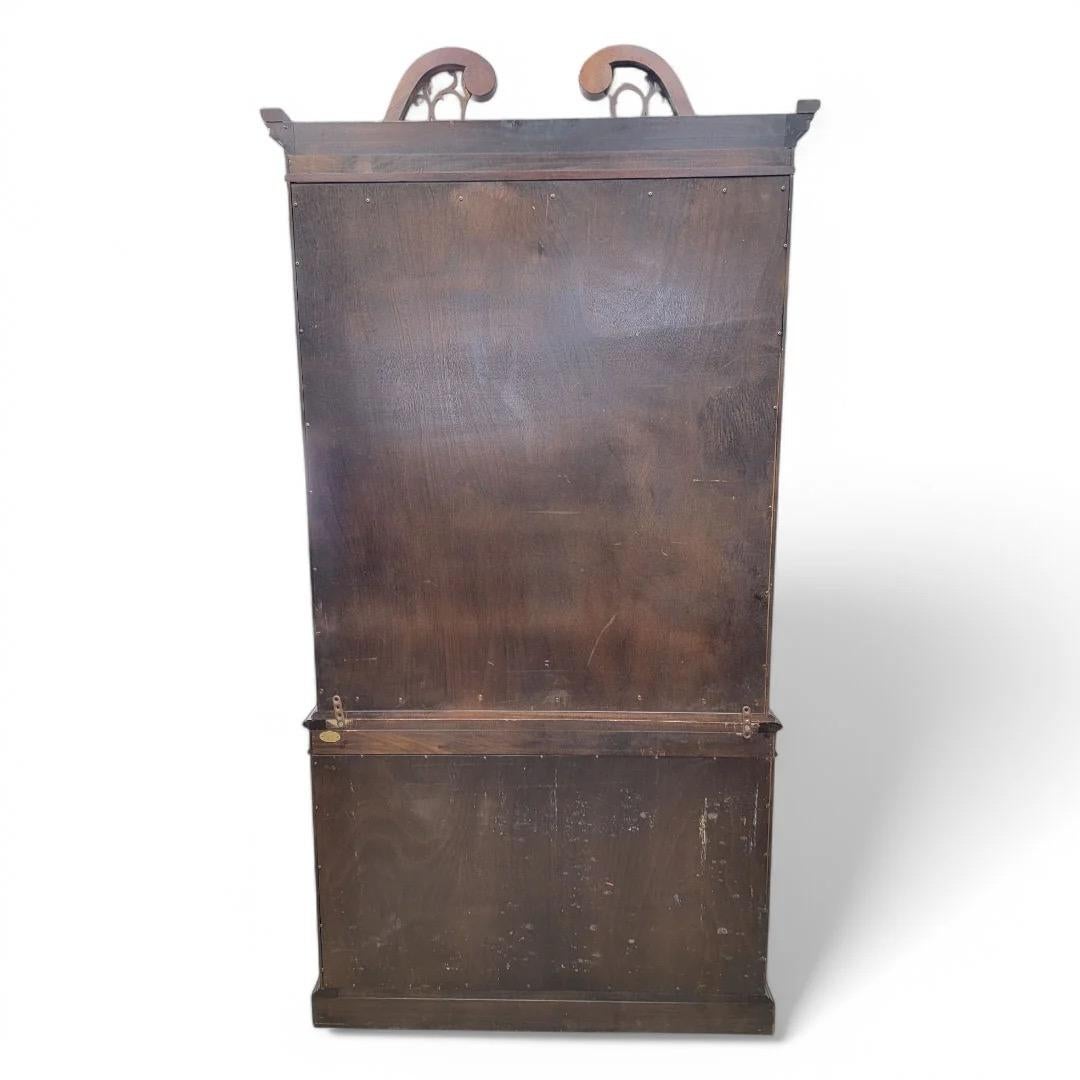 Antico mobile da esposizione in mogano a fiamma in stile Feder di Councill 

Questo mobile in mogano intagliato, fasciato e fiammato è prodotto da Councill Furniture. Presenta 2 ante in vetro e legno traforato, 3 ripiani in vetro regolabili, luci a