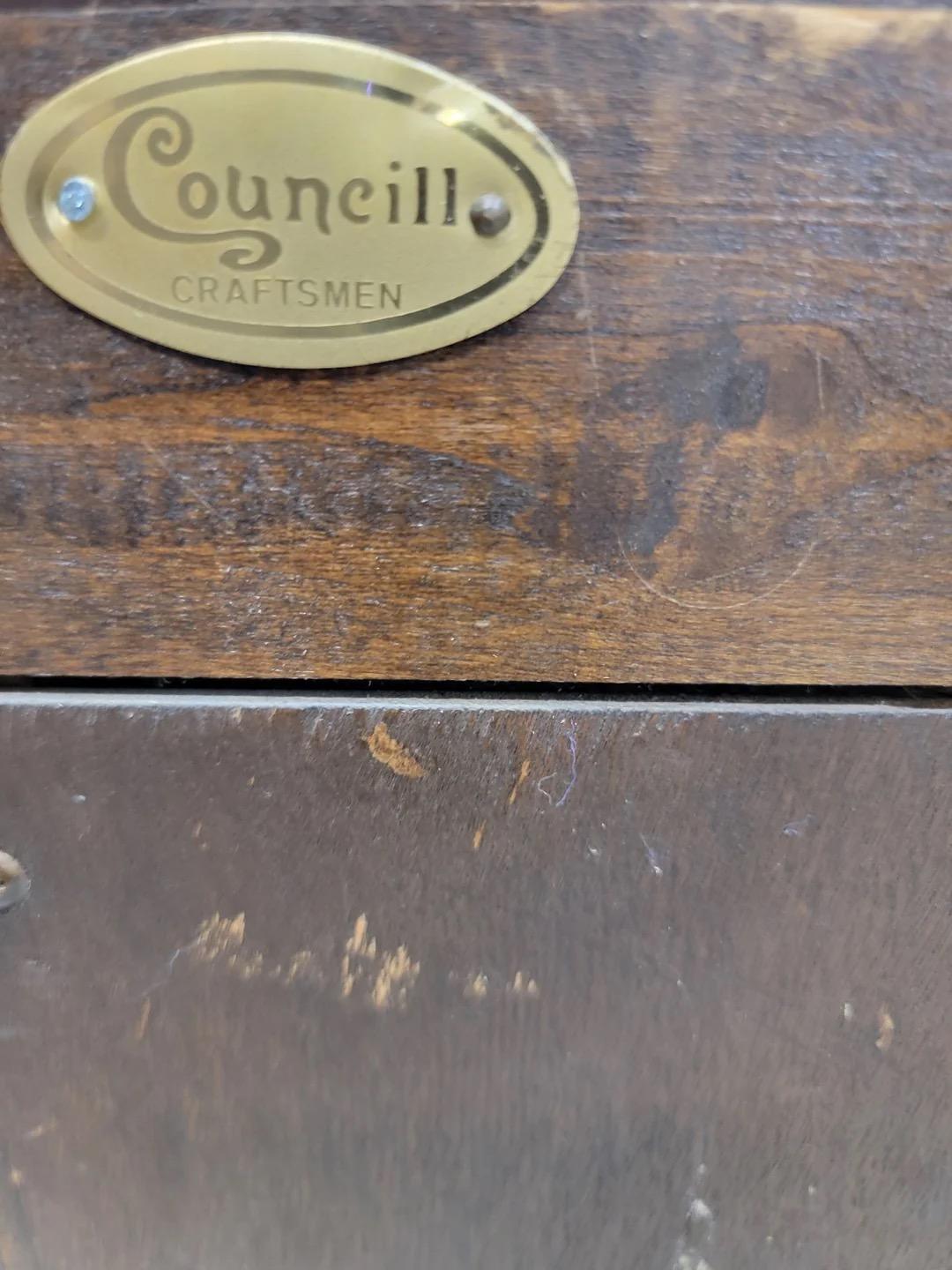 XX secolo Antico armadietto portavivande in mogano a fiamma in stile Feder di Councill in vendita