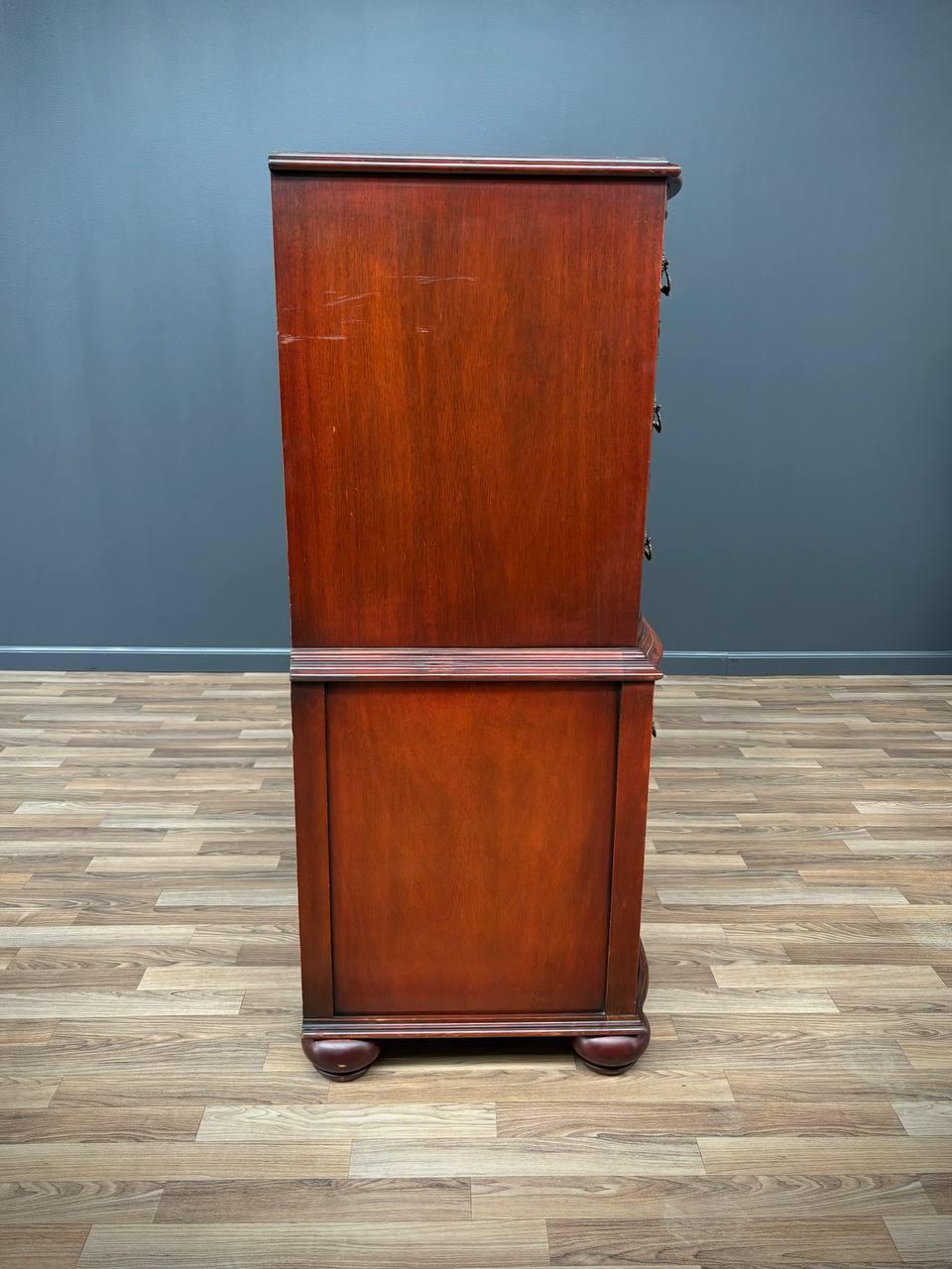 Antique Federal Style Mahogany Highboy Dresser In Good Condition In Los Angeles, CA