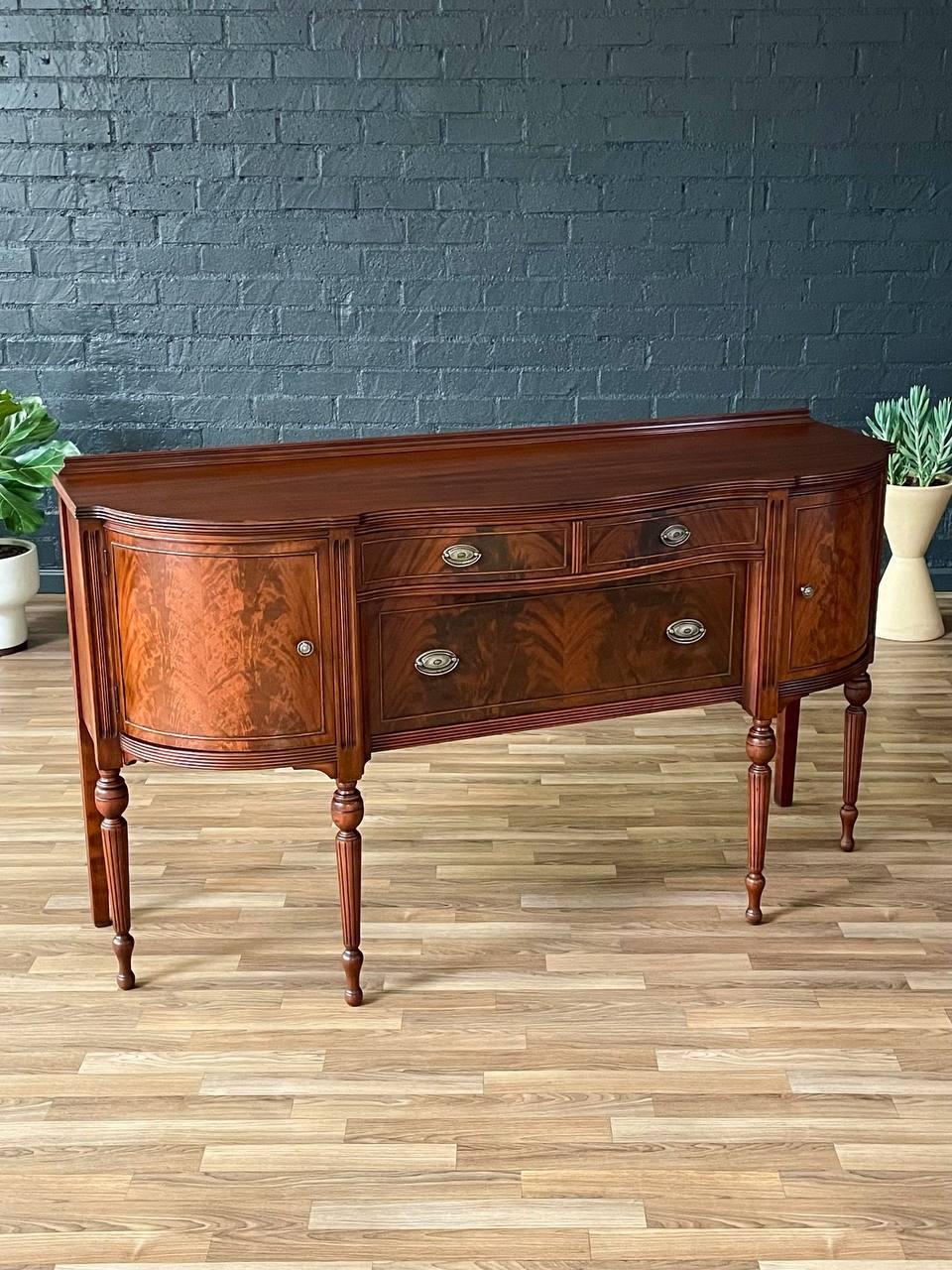 Antique Federal Style Mahogany Sideboard Server In Good Condition In Los Angeles, CA