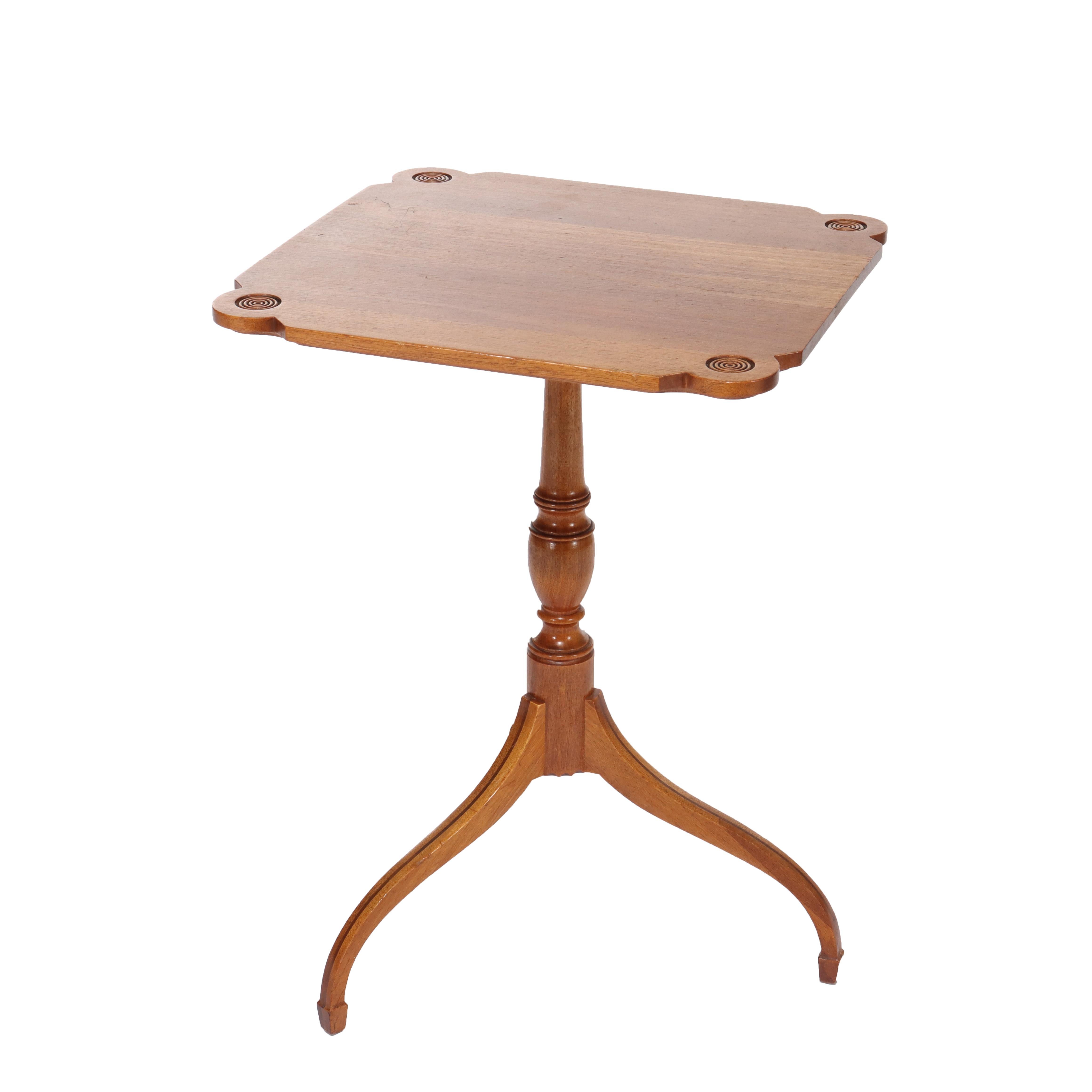 Ancienne table à plateau basculant en acajou de style Feder avec pieds en forme d'araignée non signée C1920
Mesures - 26 1/4