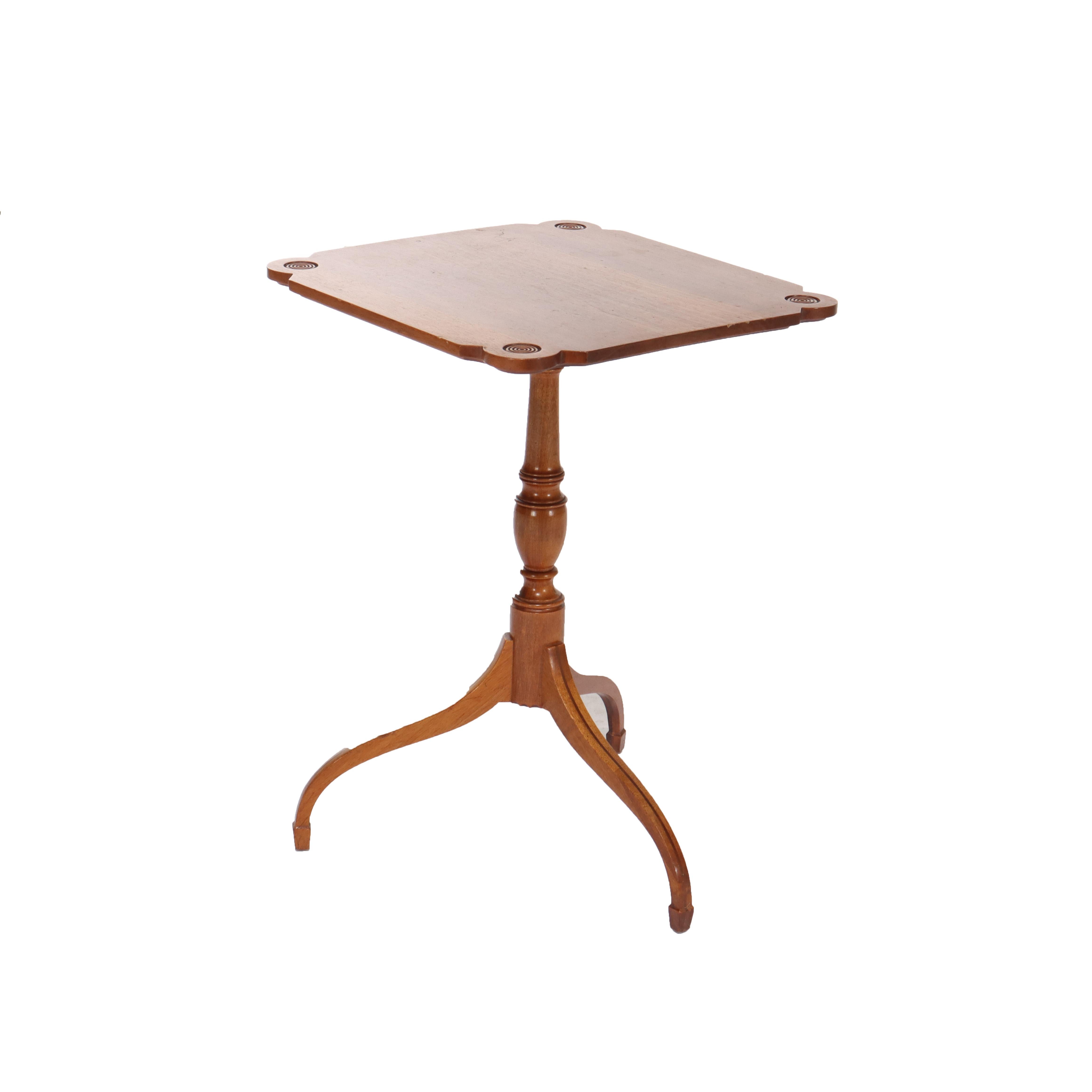 Fédéral Ancienne table à plateau basculant en acajou de style fédéral avec pieds en forme d'araignée c1920 en vente