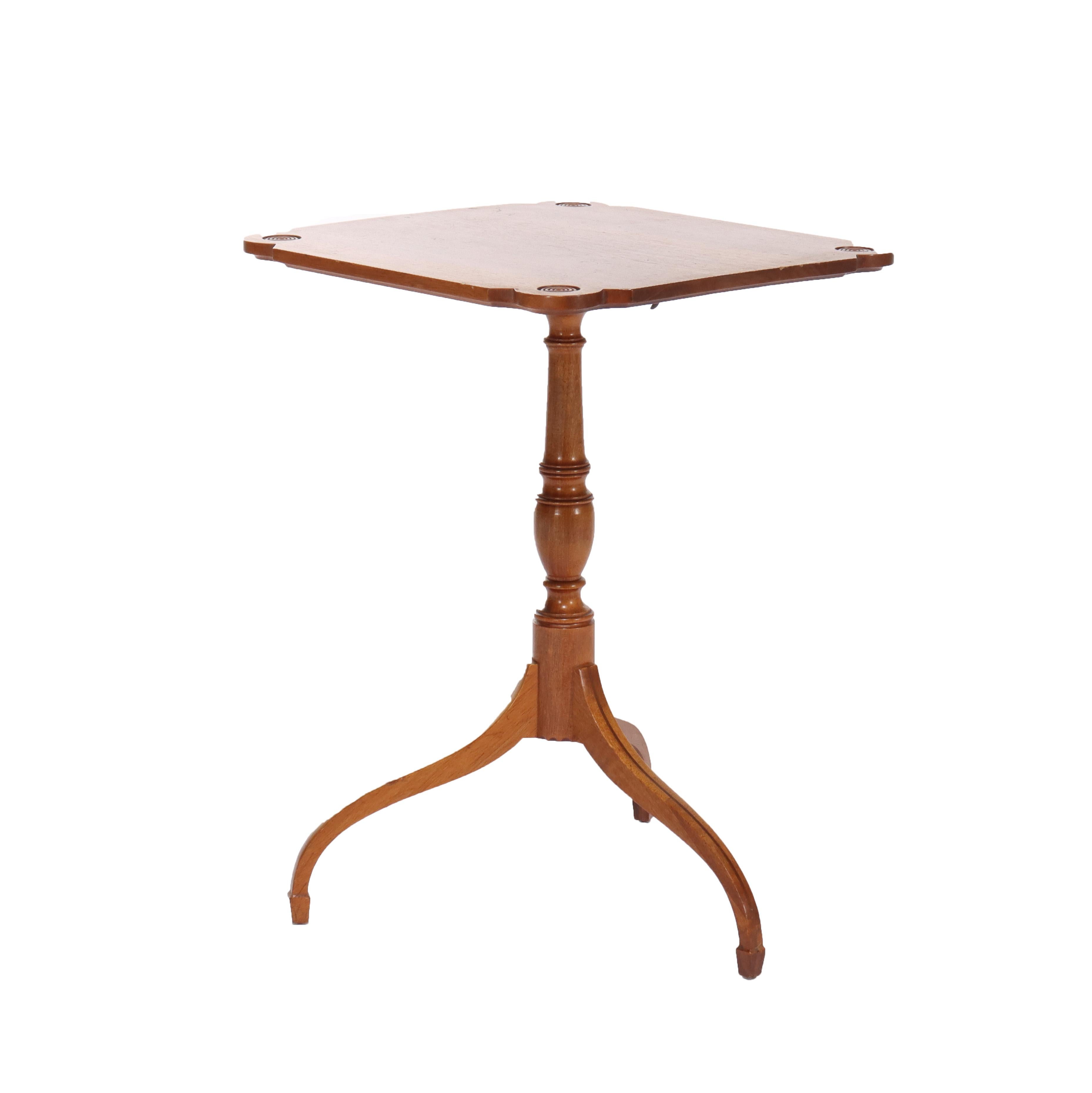 Ancienne table à plateau basculant en acajou de style fédéral avec pieds en forme d'araignée c1920 Bon état - En vente à Big Flats, NY