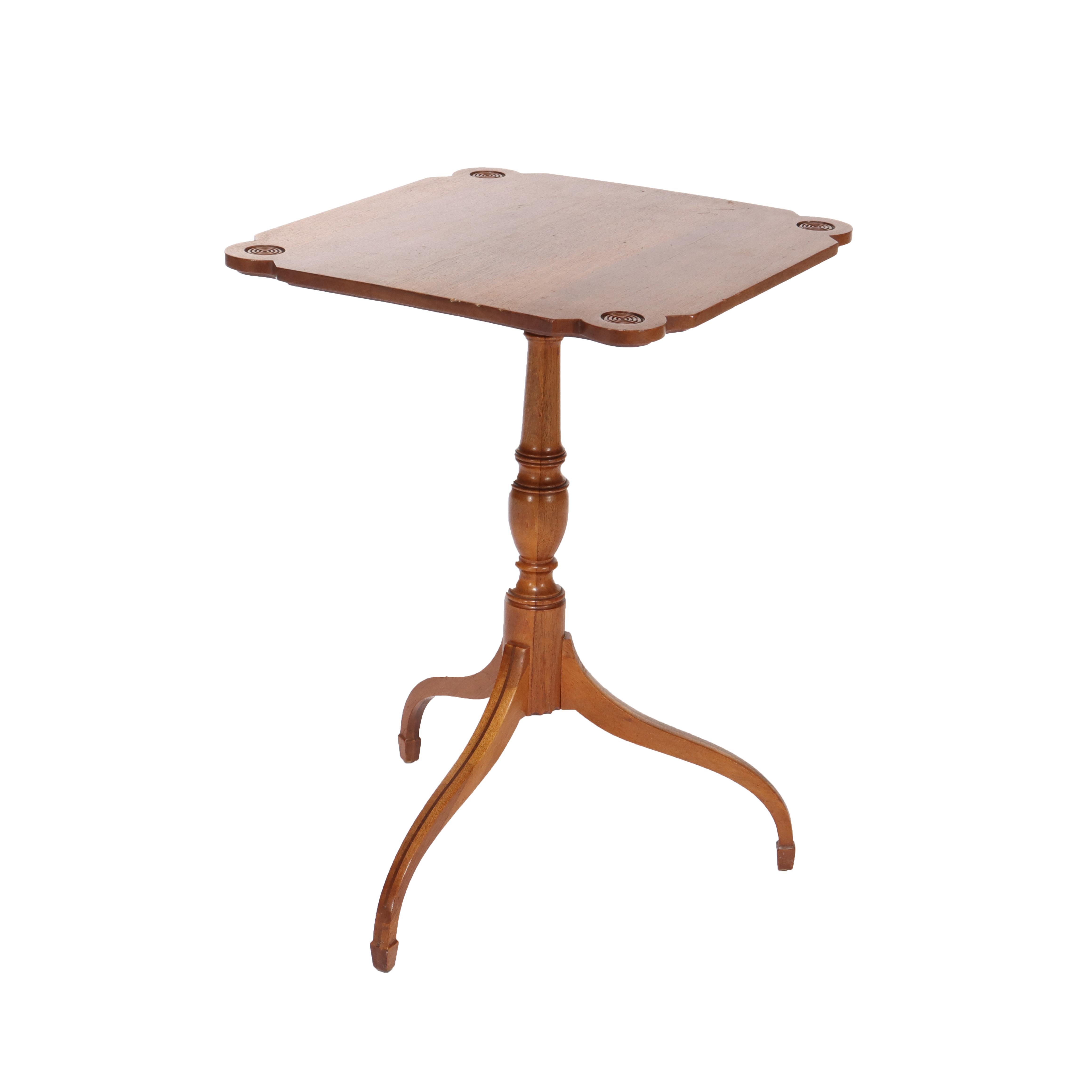 20ième siècle Ancienne table à plateau basculant en acajou de style fédéral avec pieds en forme d'araignée c1920 en vente
