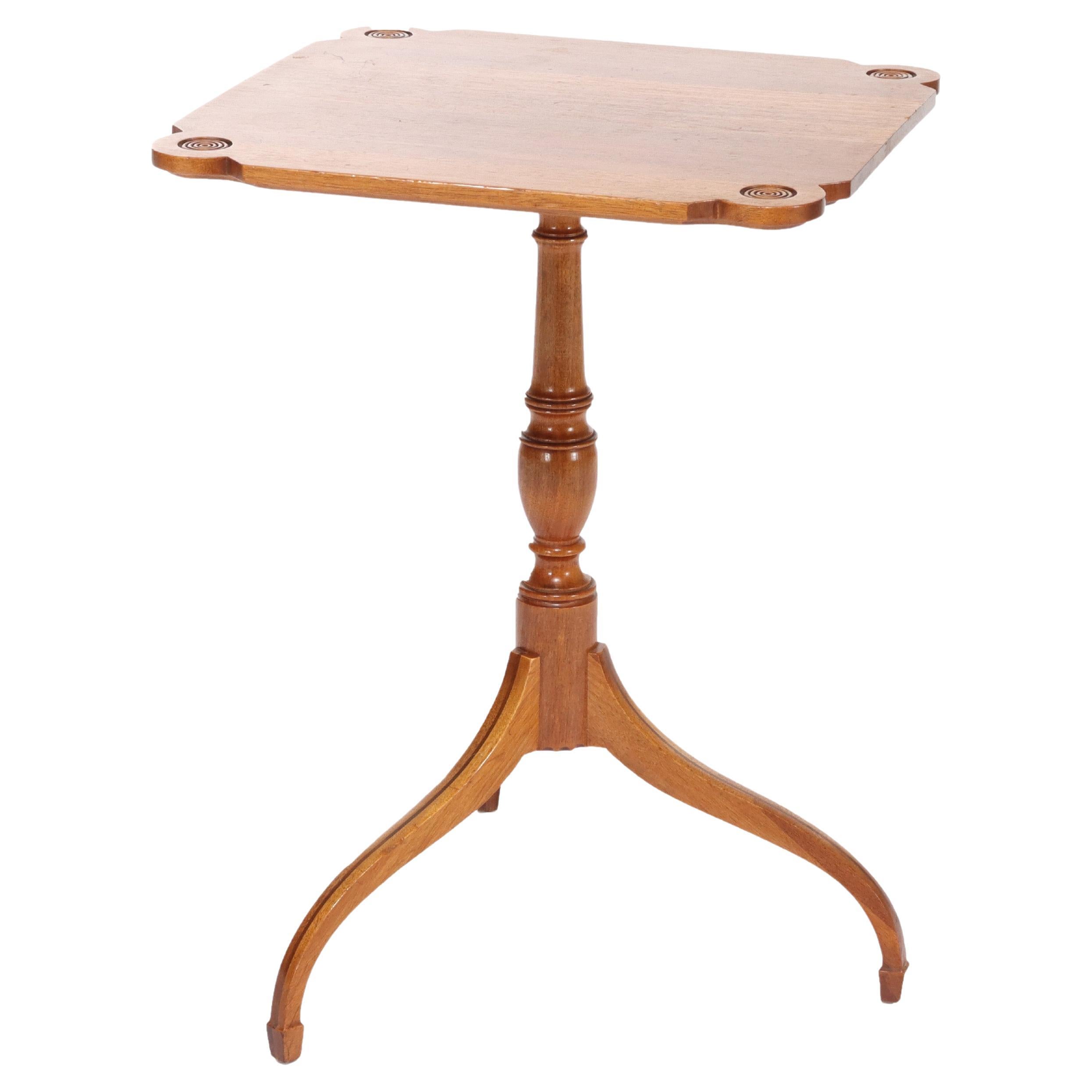 Ancienne table à plateau basculant en acajou de style fédéral avec pieds en forme d
araignée c1920