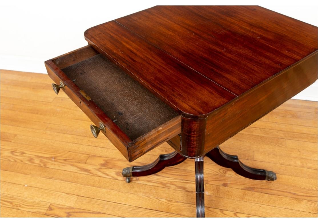 Ancien Stand de travail à deux tiroirs en acajou de style fédéral Abîmé - En vente à Bridgeport, CT