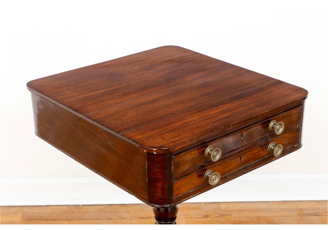 XIXe siècle Ancien Stand de travail à deux tiroirs en acajou de style fédéral en vente