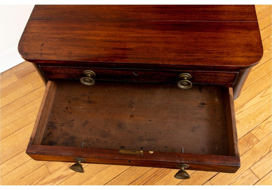 Laiton Ancien Stand de travail à deux tiroirs en acajou de style fédéral en vente