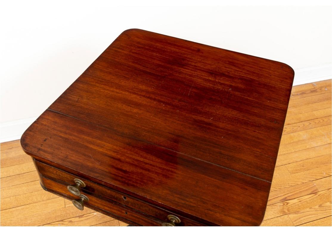 Ancien Stand de travail à deux tiroirs en acajou de style fédéral en vente 3