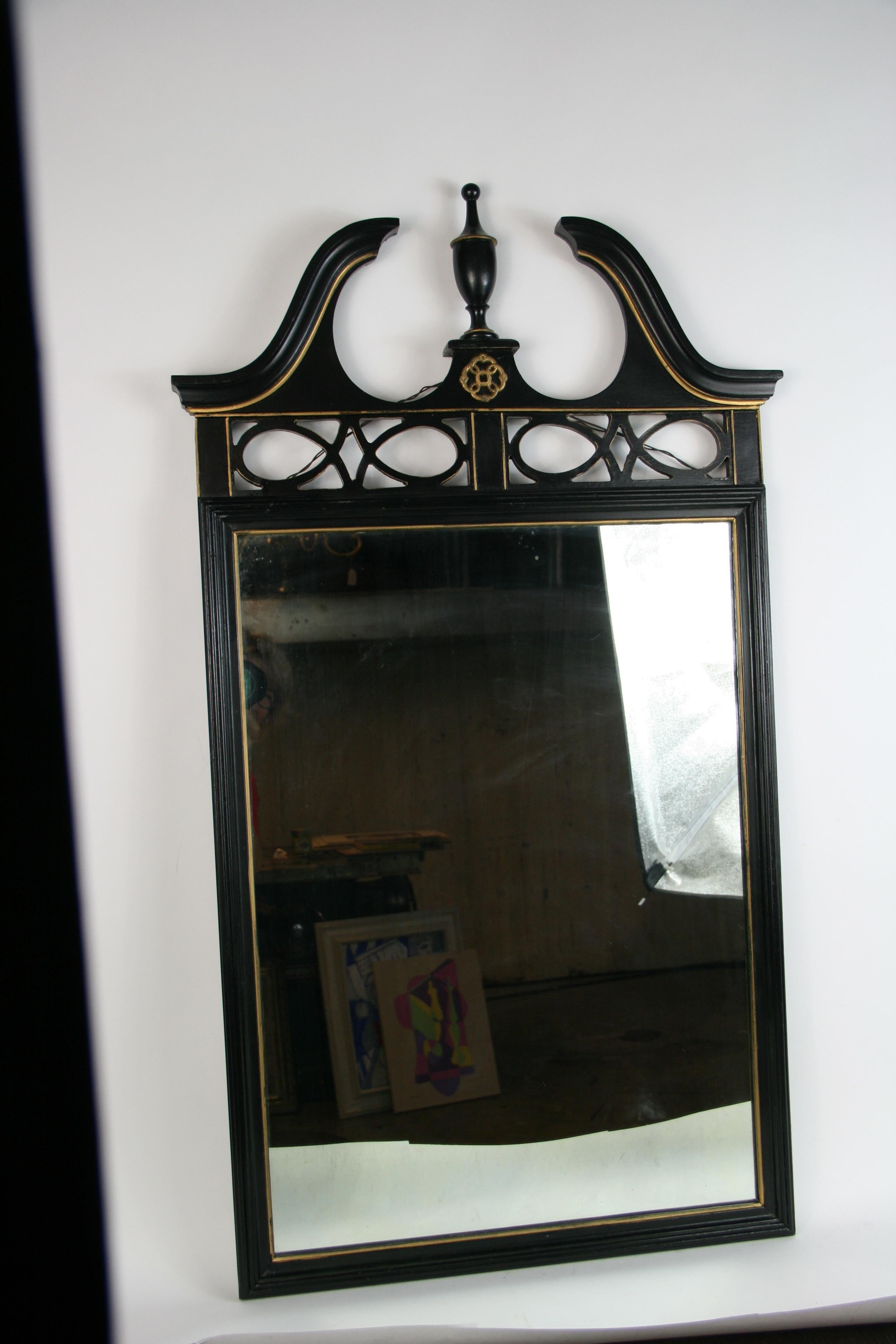 Miroir ancien de style fédéral en bois avec détails dorés Bon état - En vente à Douglas Manor, NY