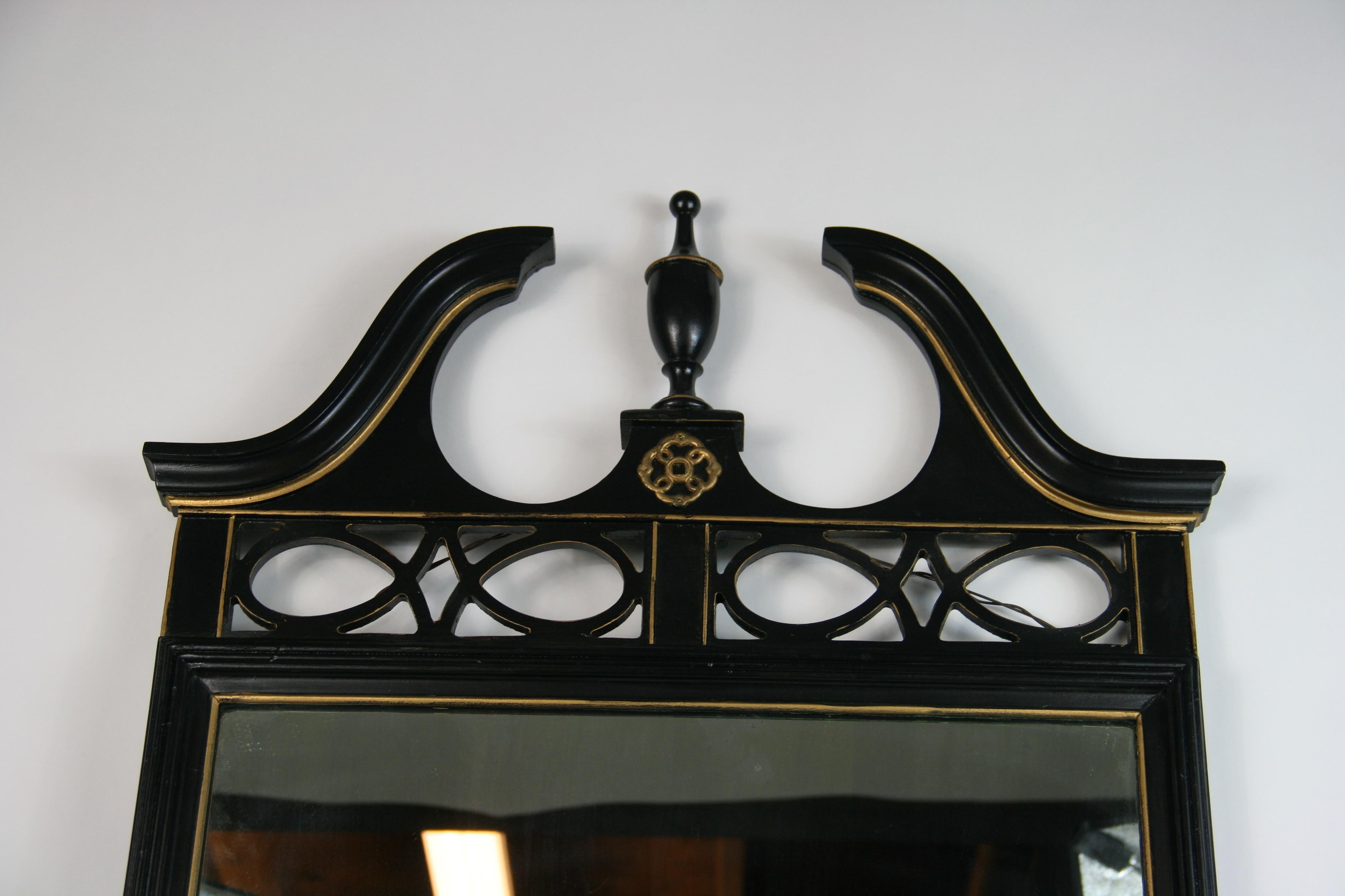 20ième siècle Miroir ancien de style fédéral en bois avec détails dorés en vente