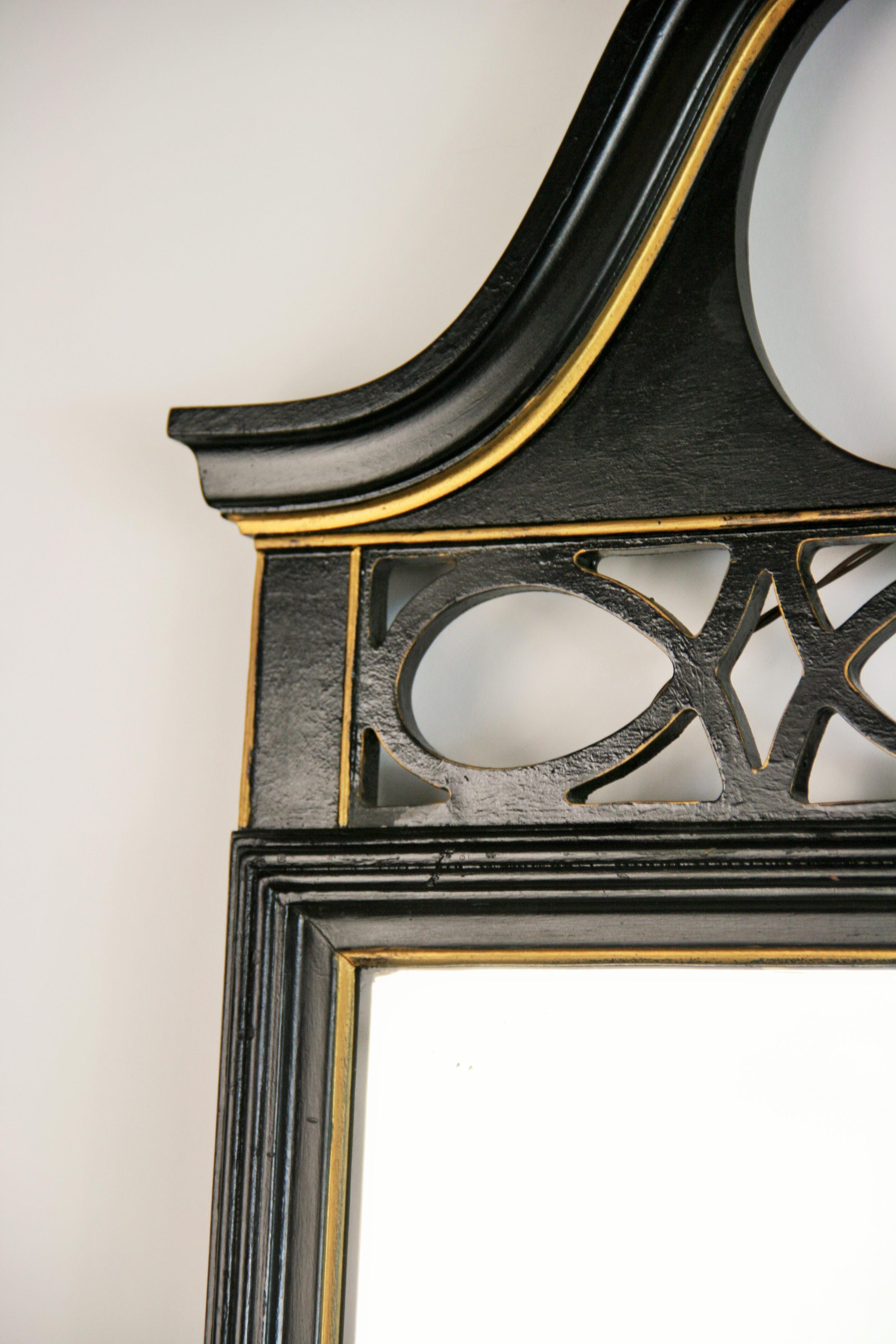 Bois Miroir ancien de style fédéral en bois avec détails dorés en vente