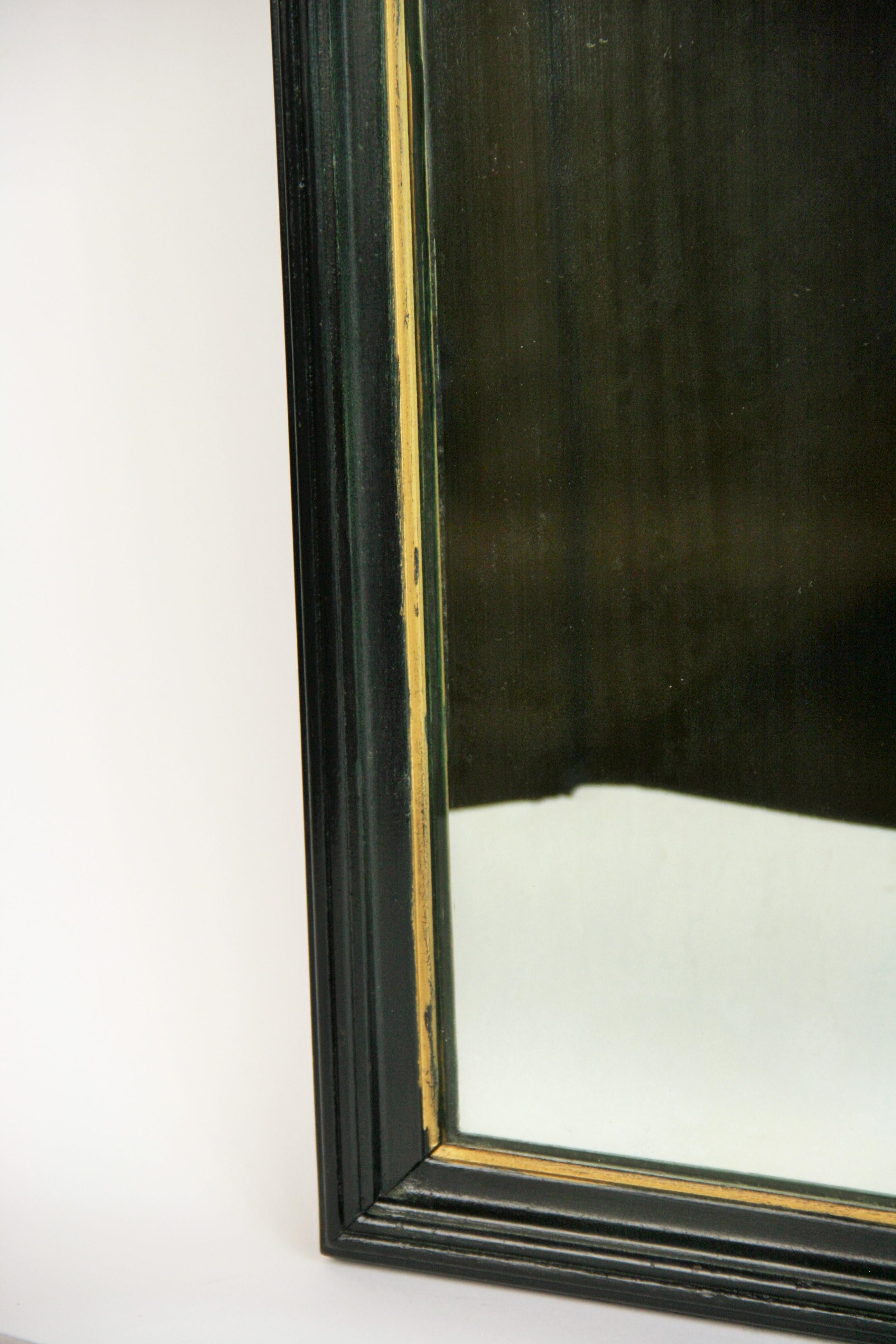 Miroir ancien de style fédéral en bois avec détails dorés en vente 1