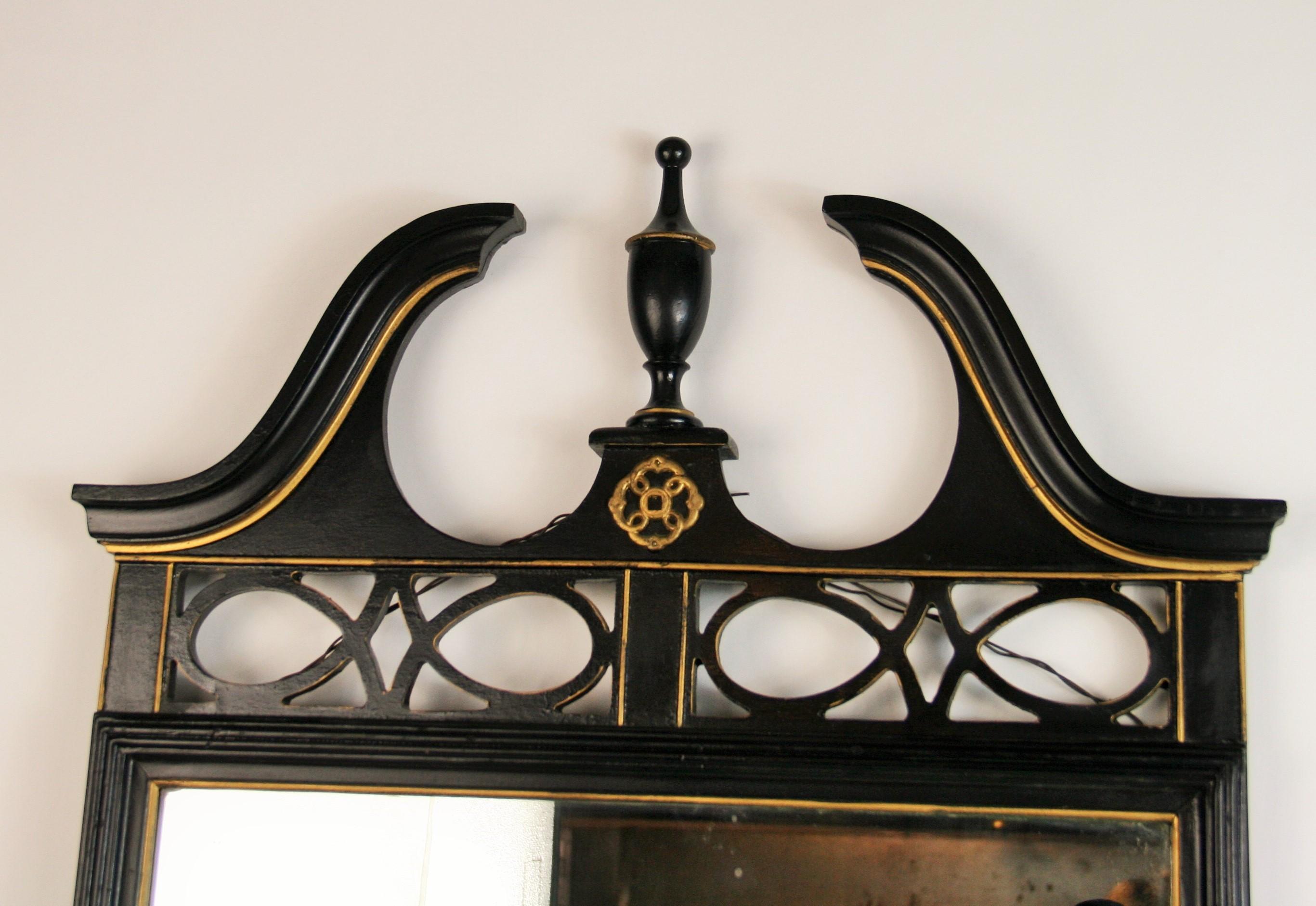 Miroir ancien de style fédéral en bois avec détails dorés en vente 2