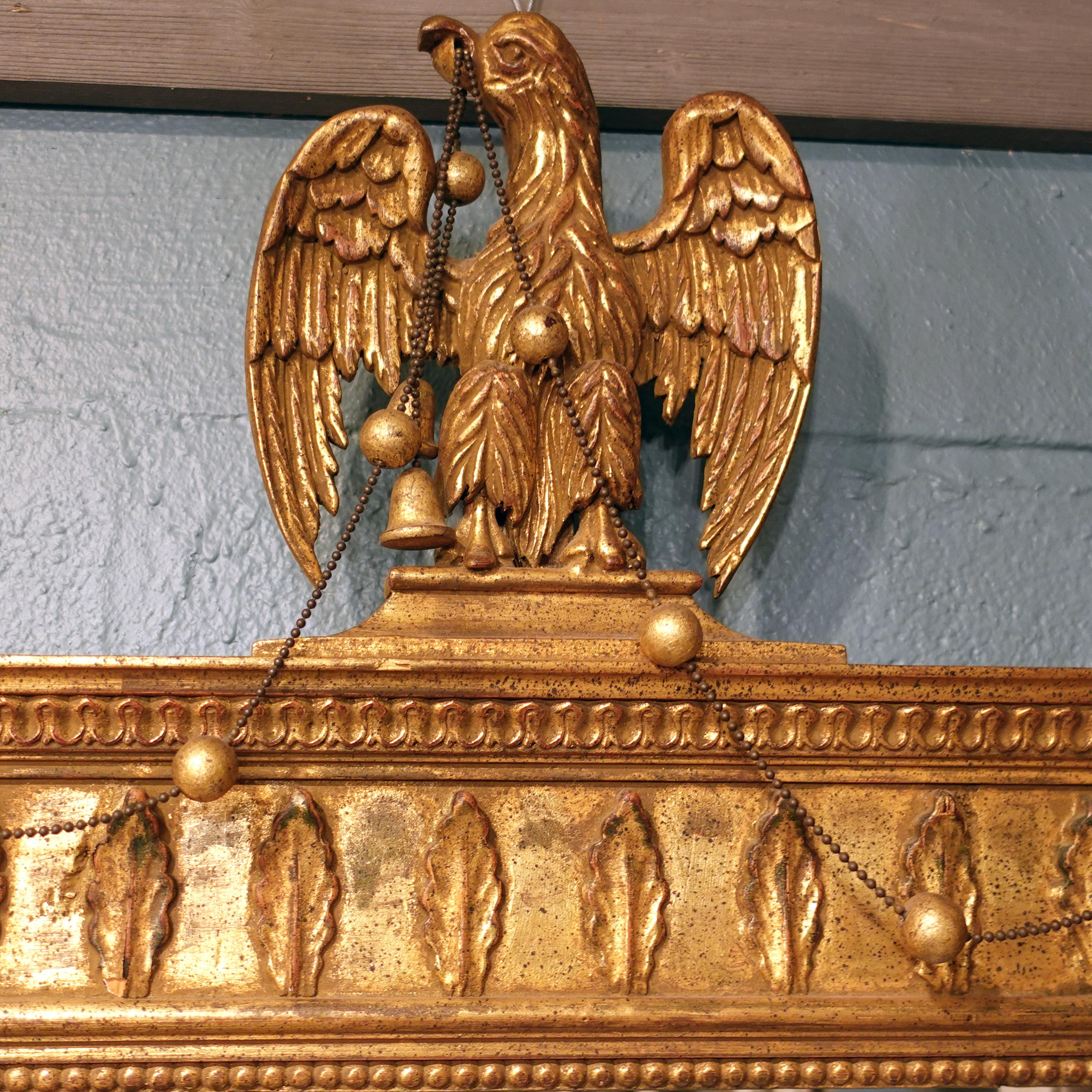 Fédéral Miroir de style fédéral ancien orné de bois doré surmonté d'un aigle américain en vente