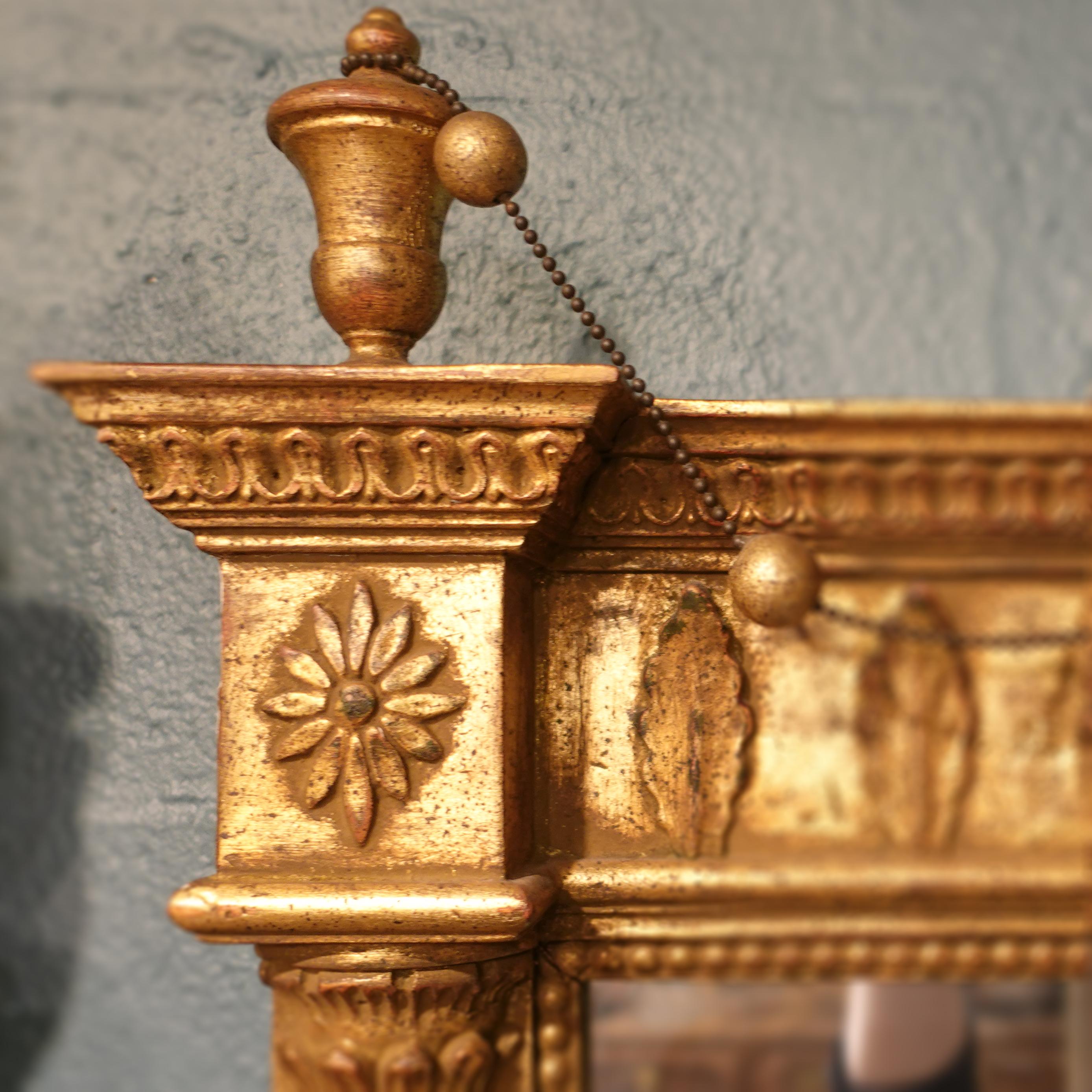 Américain Miroir de style fédéral ancien orné de bois doré surmonté d'un aigle américain en vente