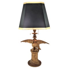 Antike geschnitzte und vergoldete Adler-Skulptur-Tischlampe im Federalist-Stil
