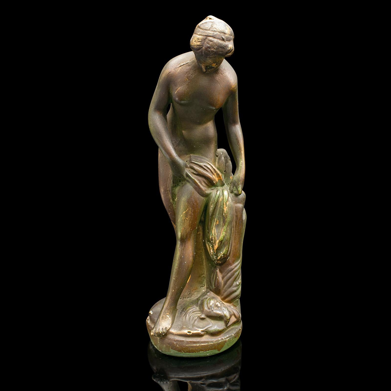 
Si tratta di una figura femminile antica. Statuetta francese in gesso, risalente al tardo periodo vittoriano, circa 1900.

Sensuale studio femminile con un'attraente finitura bronzata
Presenta una desiderabile patina invecchiata, leggermente