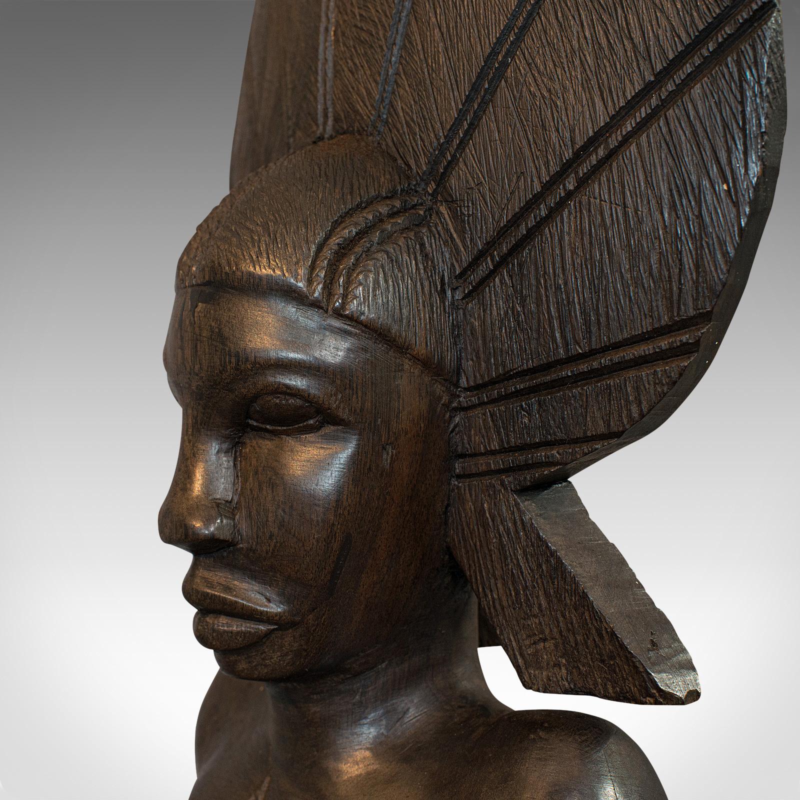 Statue féminine ancienne, africaine, en ébène, sculptée à la main, figure tribale, circa 1900 en vente 4