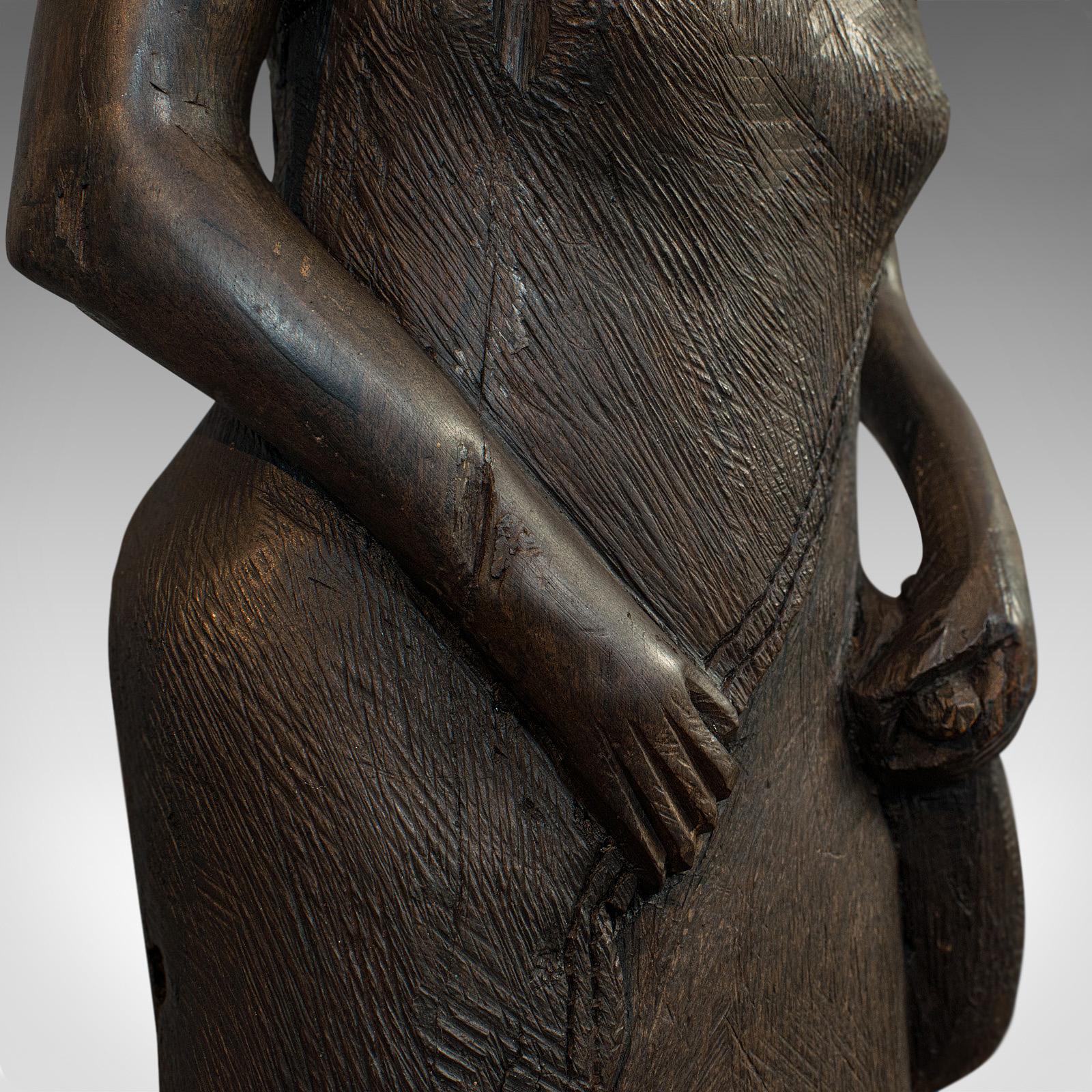 Statue féminine ancienne, africaine, en ébène, sculptée à la main, figure tribale, circa 1900 en vente 5
