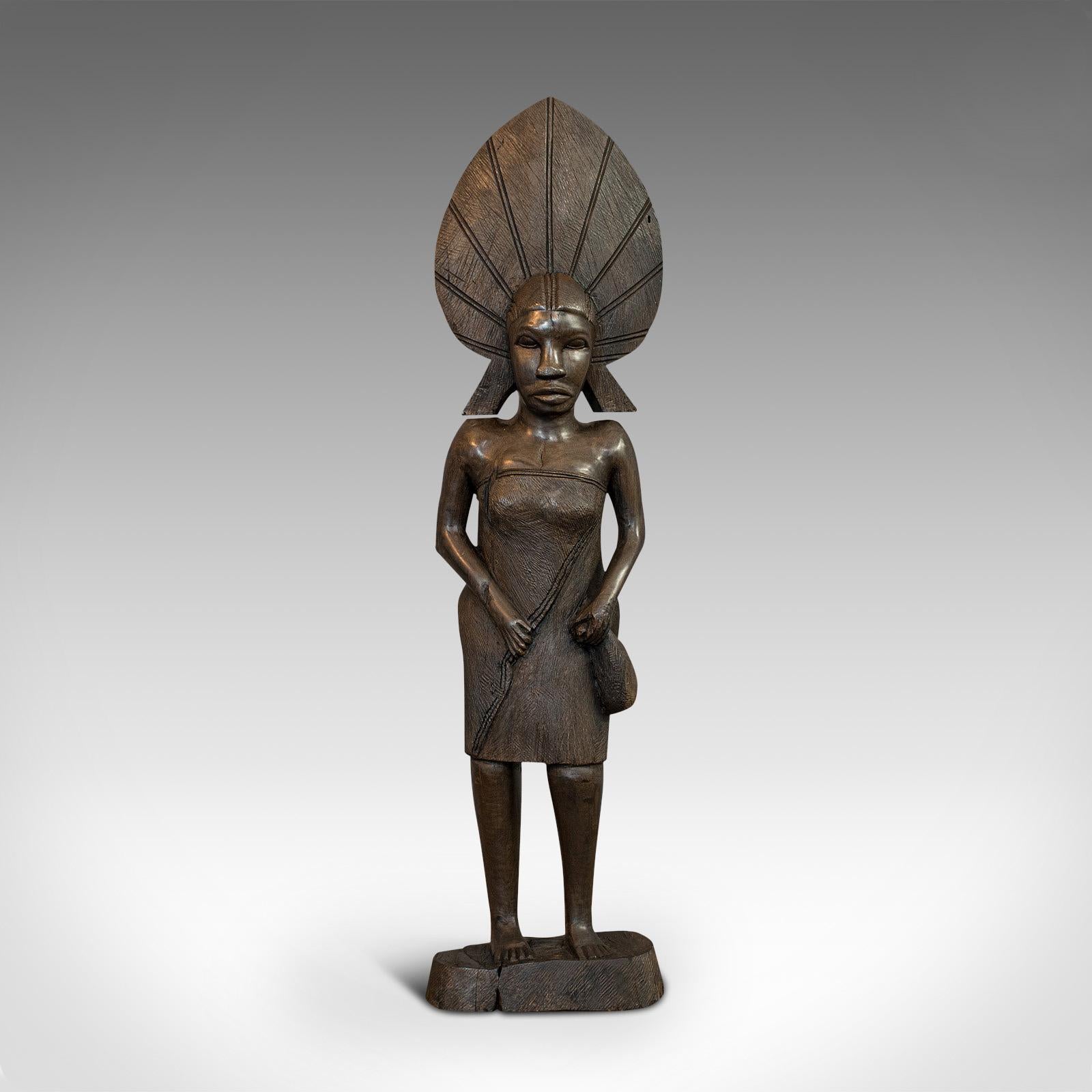 Il s'agit d'une statue féminine antique. Figurine tribale africaine en ébène massif sculptée à la main, datant de la fin du XIXe siècle, vers 1900.

Fascinant art africain du début du siècle
Présente une patine vieillie très recherchée.
Fabriqué