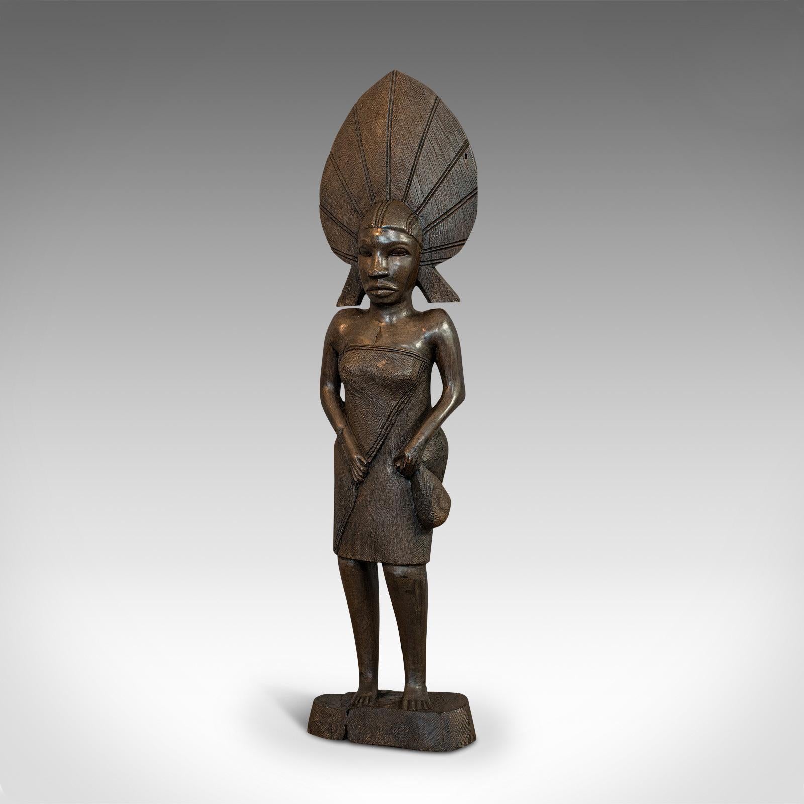 Africain Statue féminine ancienne, africaine, en ébène, sculptée à la main, figure tribale, circa 1900 en vente