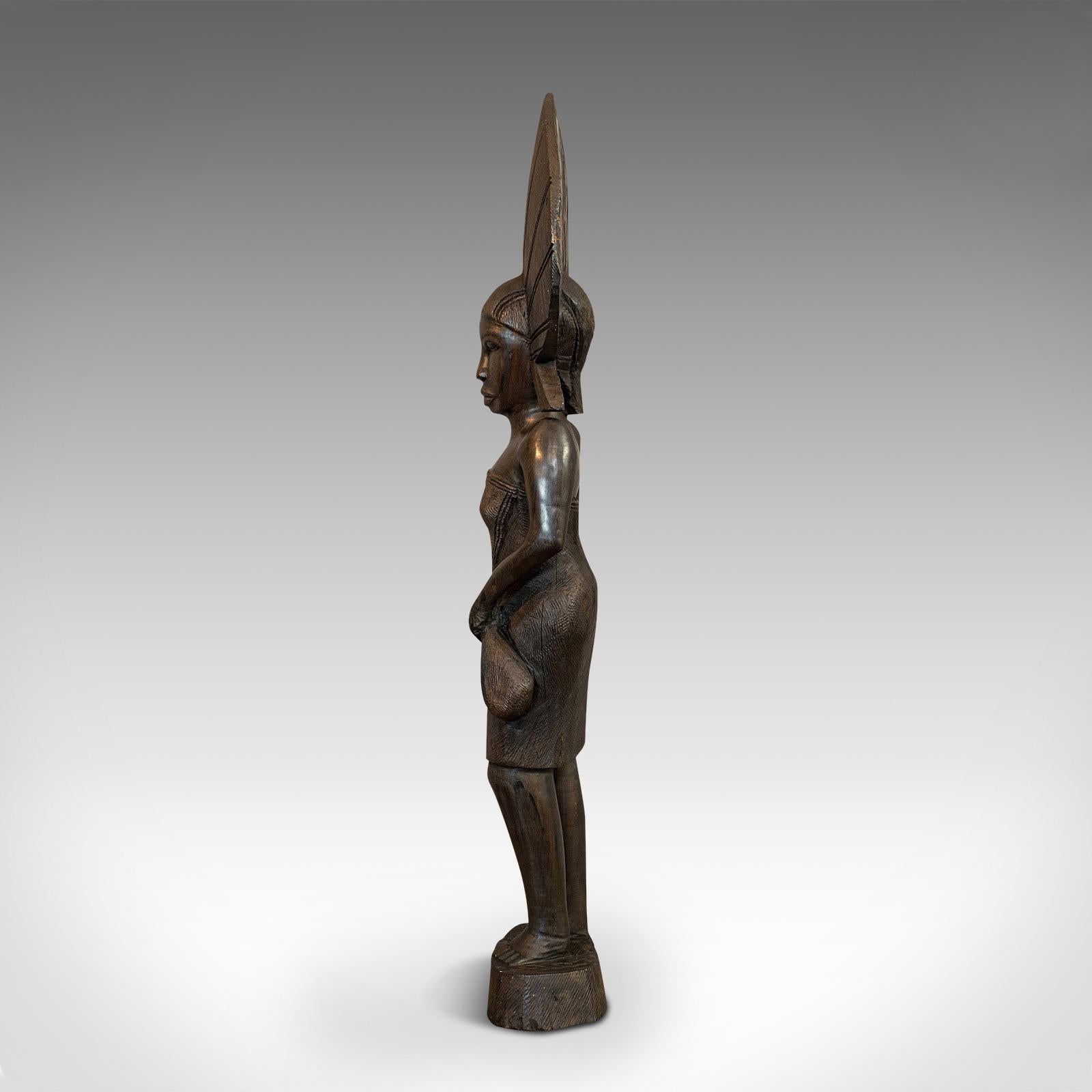 20ième siècle Statue féminine ancienne, africaine, en ébène, sculptée à la main, figure tribale, circa 1900 en vente