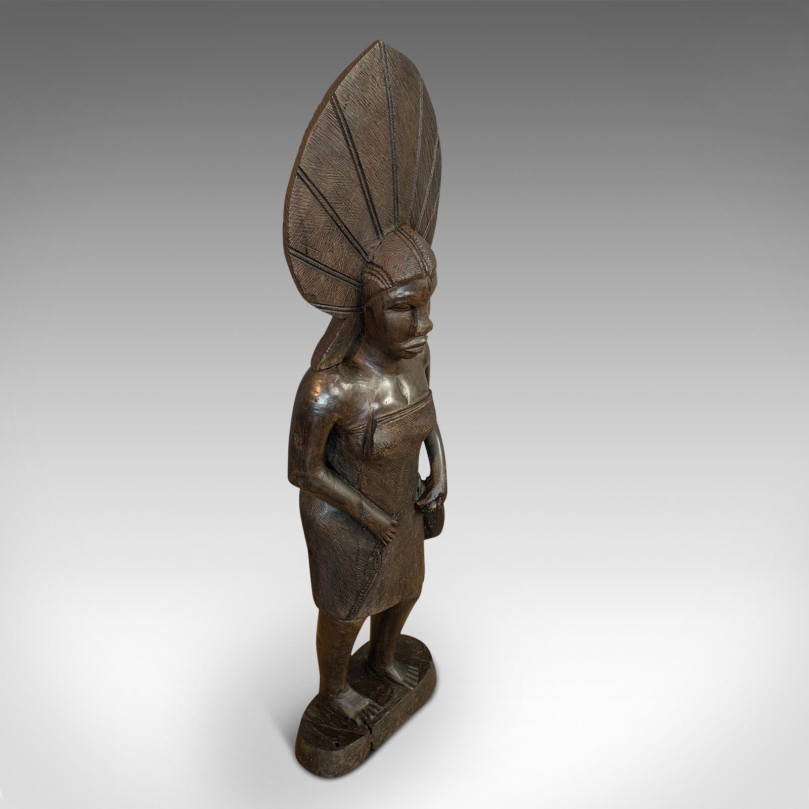 Statue féminine ancienne, africaine, en ébène, sculptée à la main, figure tribale, circa 1900 en vente 1