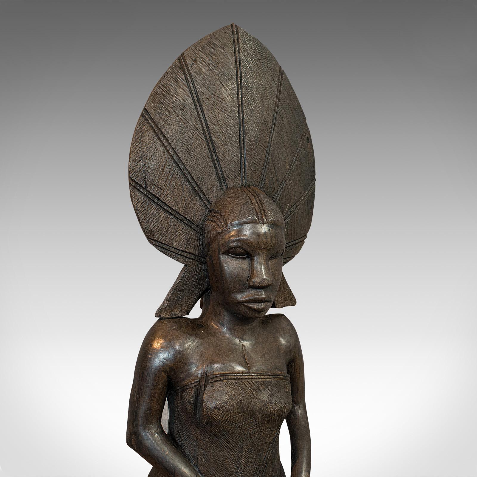 Statue féminine ancienne, africaine, en ébène, sculptée à la main, figure tribale, circa 1900 en vente 2