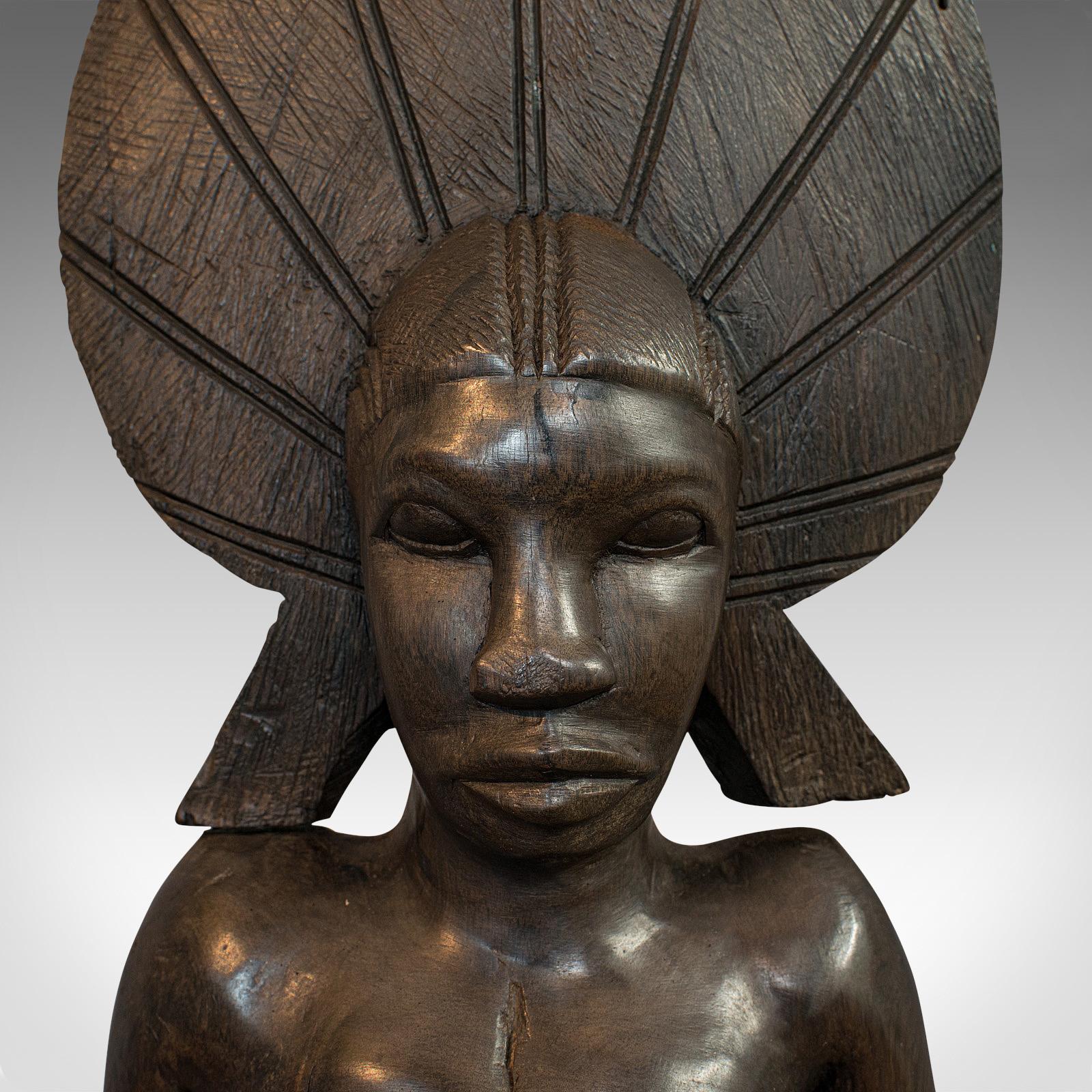 Statue féminine ancienne, africaine, en ébène, sculptée à la main, figure tribale, circa 1900 en vente 3