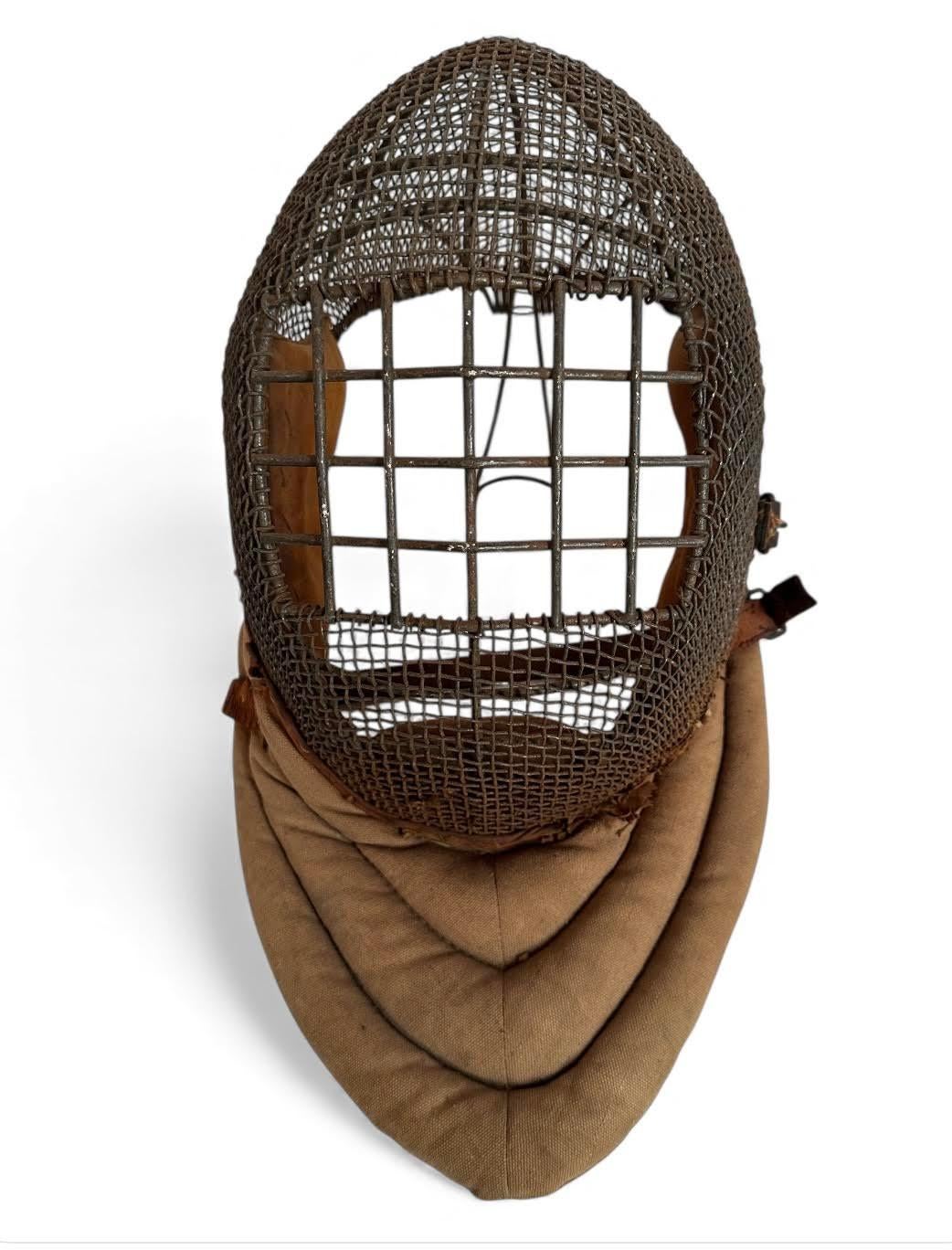 Antike Kendo-Schwert Fechtkopfbedeckung. Stahlkonstruktion mit baumwollgefülltem, gestepptem Nackenschutz aus Segeltuch. Kleine Risse an der Innenseite des Nackenschutzes (von außen nicht zu sehen) und einige lose Nähte, aber stabil und leicht an