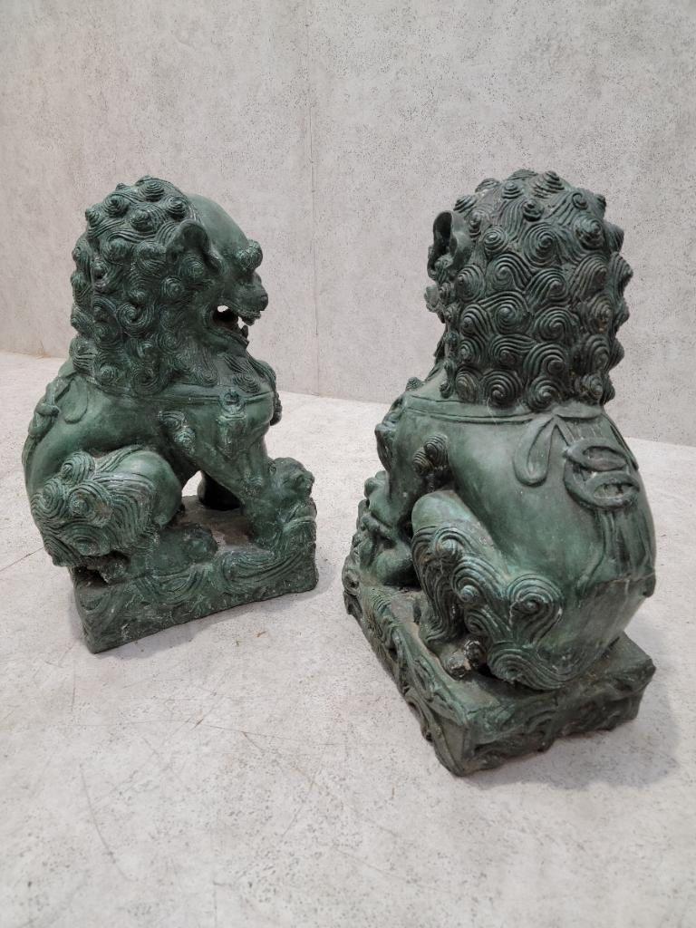 Paire de sculptures chinoises anciennes Fengshui en bronze représentant un gardien lion Foo 

Les lions gardiens chinois, également appelés lions Fu (Foo), lions de Bouddha, sont une représentation courante du lion dans la Chine pré-moderne, à qui