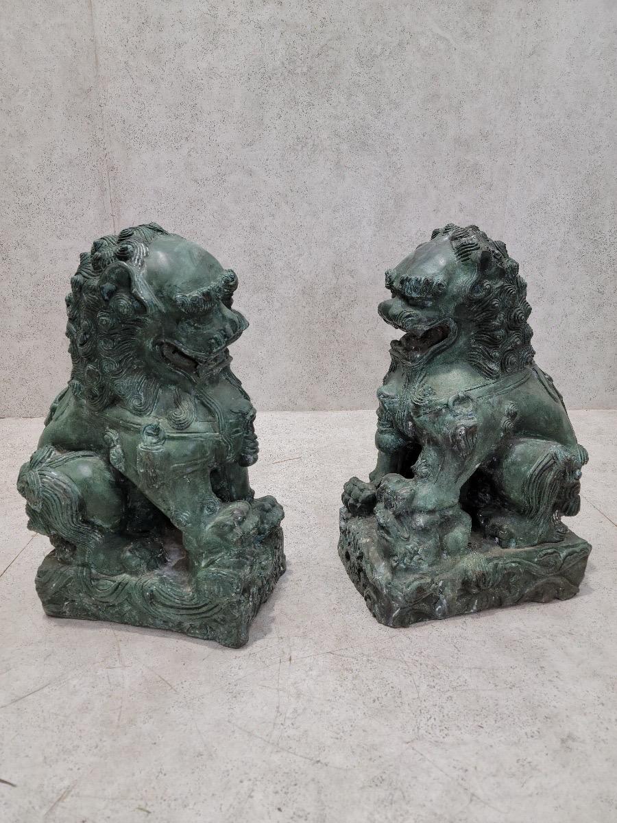 Exportation chinoise Paire de sculptures chinoises anciennes Fengshui en bronze représentant un gardien lion Foo en vente
