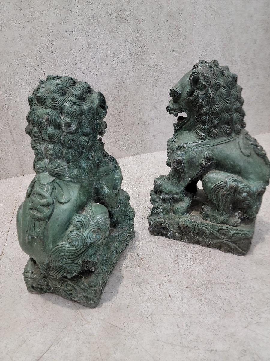 Inconnu Paire de sculptures chinoises anciennes Fengshui en bronze représentant un gardien lion Foo en vente