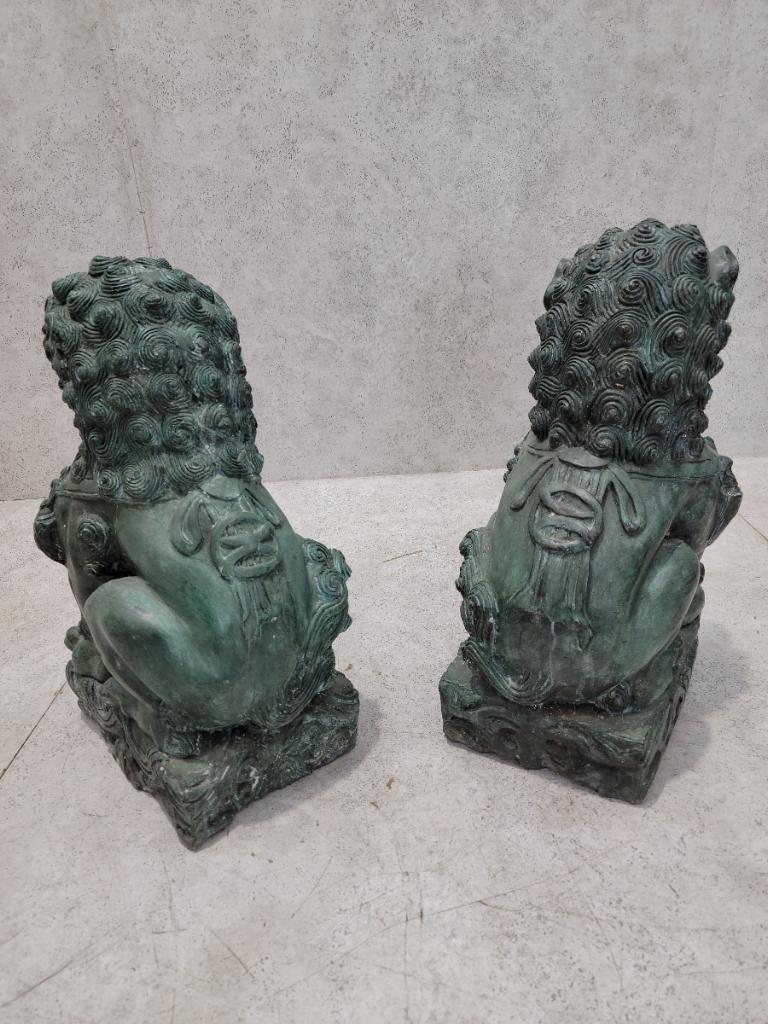 20ième siècle Paire de sculptures chinoises anciennes Fengshui en bronze représentant un gardien lion Foo en vente
