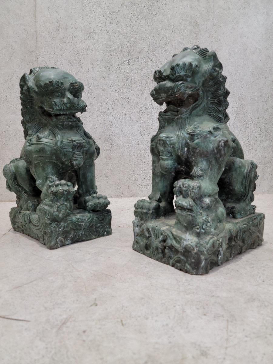 Bronze Paire de sculptures chinoises anciennes Fengshui en bronze représentant un gardien lion Foo en vente