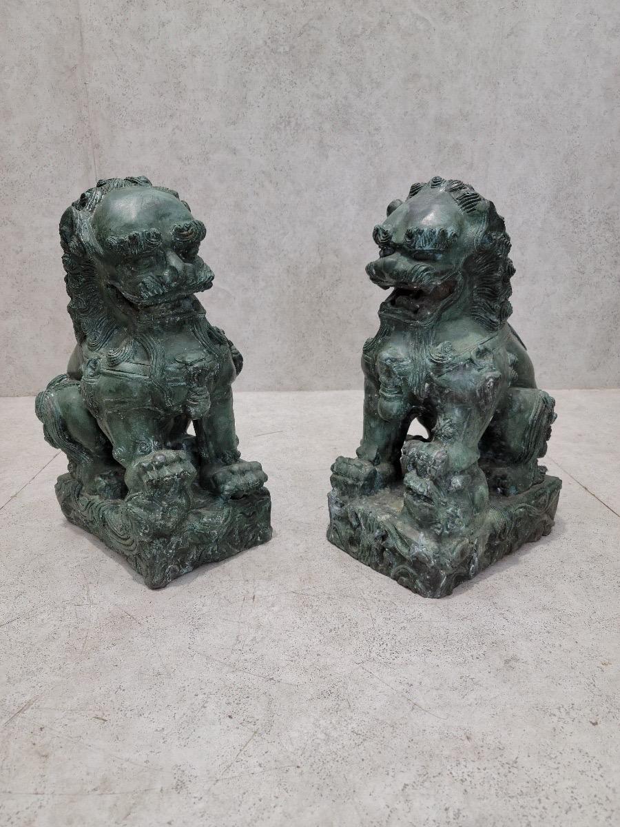 Paire de sculptures chinoises anciennes Fengshui en bronze représentant un gardien lion Foo en vente 1
