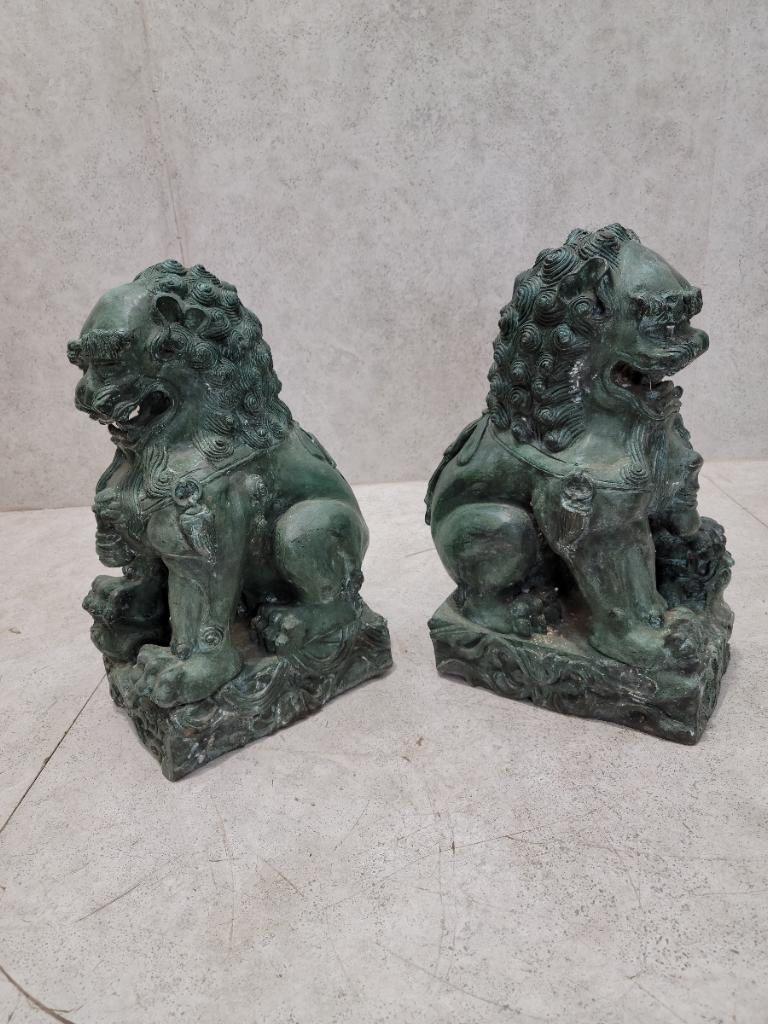 Paire de sculptures chinoises anciennes Fengshui en bronze représentant un gardien lion Foo en vente 2