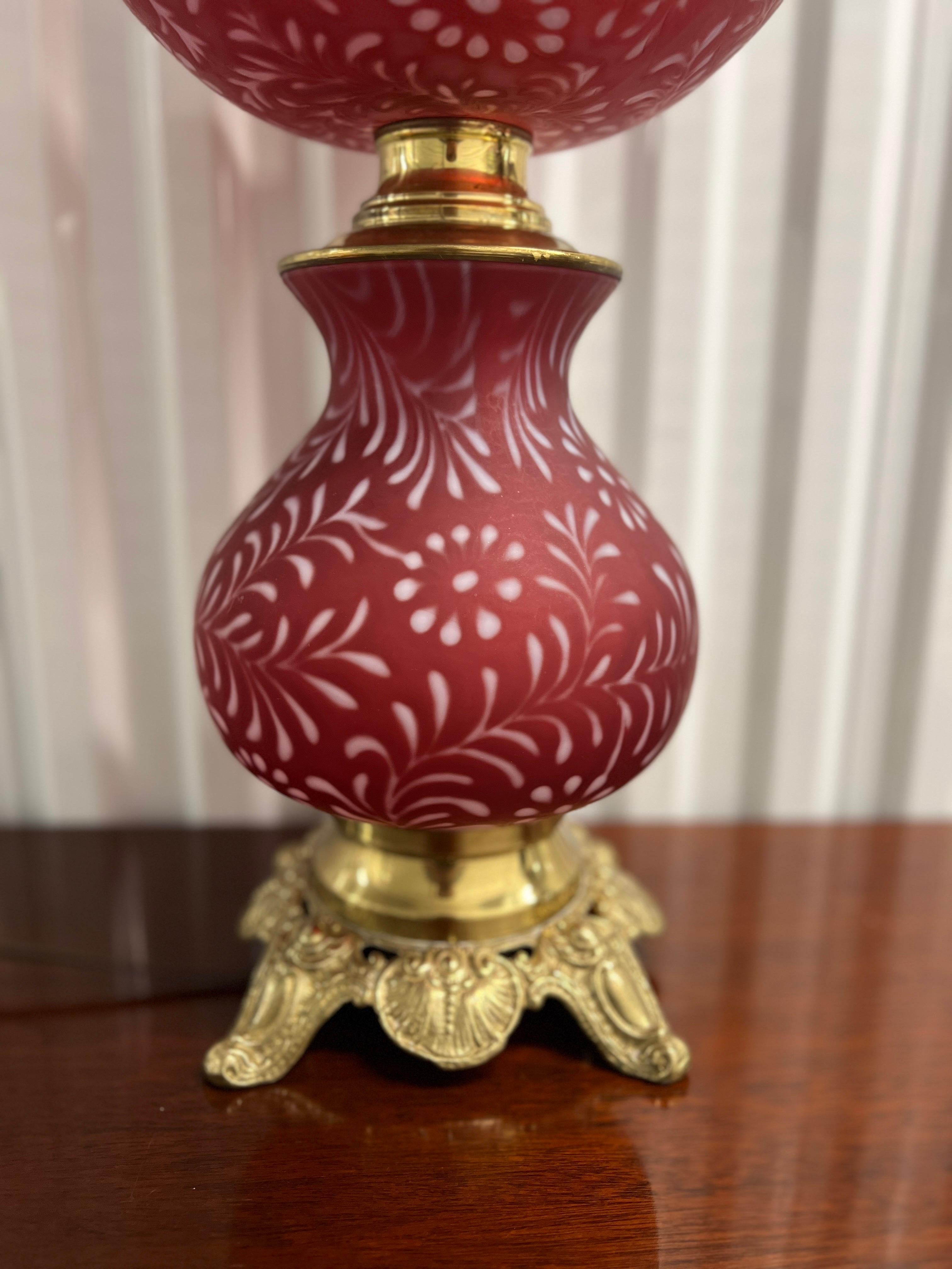 Antique Fenton For L.G. Wright Daisy & Fern Cranberry Opalescent GWTW Lamp In Good Condition In Atlanta, GA