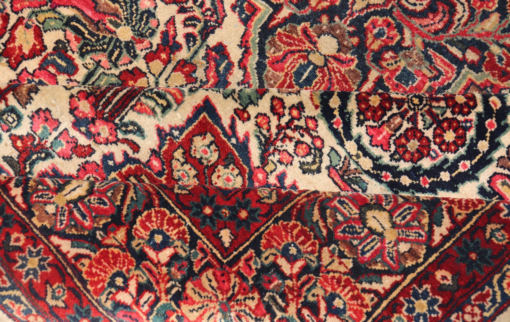 Antiker feiner persischer Feraghan Sarouk-Teppich mit elfenbeinfarbenem Hintergrund und aufwändiger Struktur  Design/One im Angebot 2